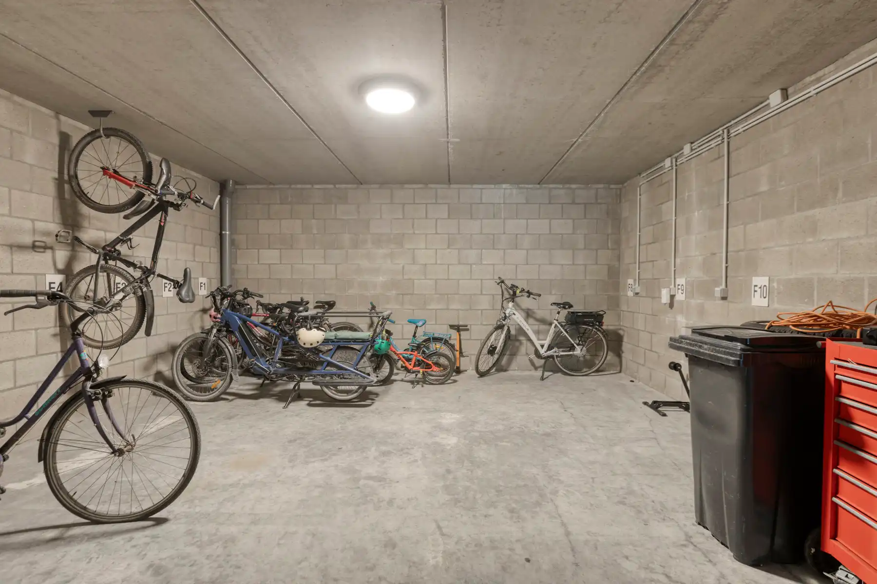 Lichtrijk appartement met ruim terras en parking foto 29