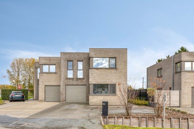 Moderne halfopen woning met 4 slaapkamers en zonnepanelen in Nieuwkerken-Waas foto 2