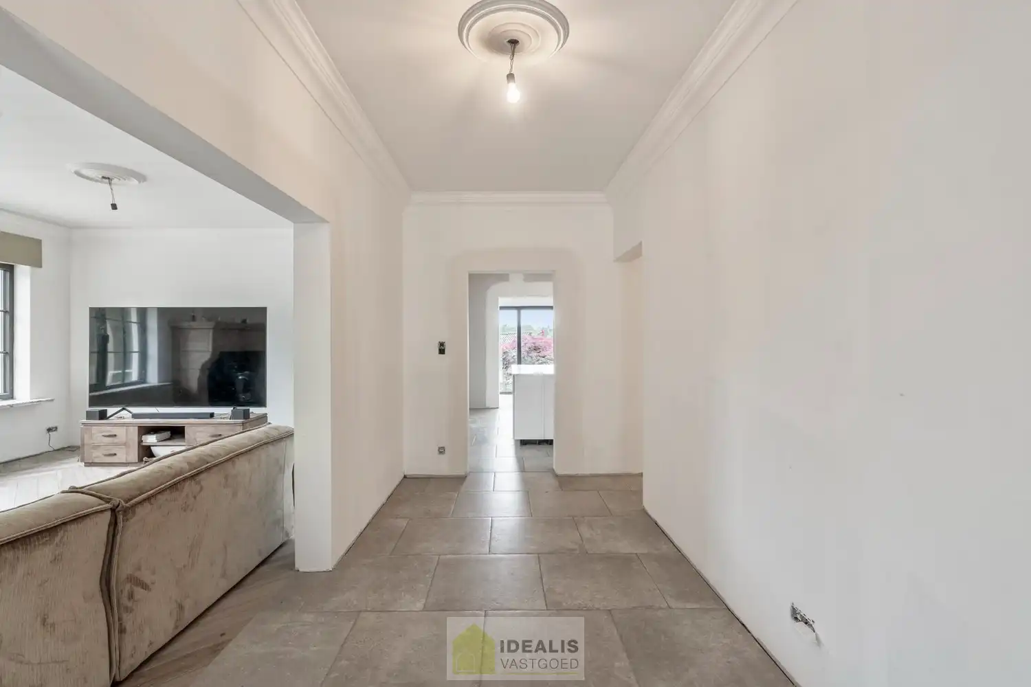 KNAPPE GROTENDEELS GERENOVEERDE EENGEZINSWONING MET EEN HEERLIJK LICHTRIJKE WOONKAMER MET OPEN KEUKEN, AANSLUITEND VERANDA MET ZICHT OP DE ZEER RUIME TUIN (+-2700M²!), 3 SLAAPKAMERS, RUIMTELIJKE BADKAMER VOORZIEN VAN BAD EN INLOOPDOUCHE EN DE WONING IS VOLLEDIG ONDERKELDERD! EEN HEERLIJK RUIME BUNGALOW DIE NOG VOLLEDIG NAAR EIGEN SMAAK AFGEWERKT KAN WORDEN! Een aangename woning met een bewoonbare oppervlakte van +- 185m² op een perceel van +- 26are98ca (2698m²) op een rustige locatie! Tevens is de woning centraal gelegen t.o.v. het centrum van Peer, Meeuwen (Oudsbergen) en Houthalen-Helchteren en kan men vlot gebruik maken van de Noord-Zuidverbinding (A24). foto 6