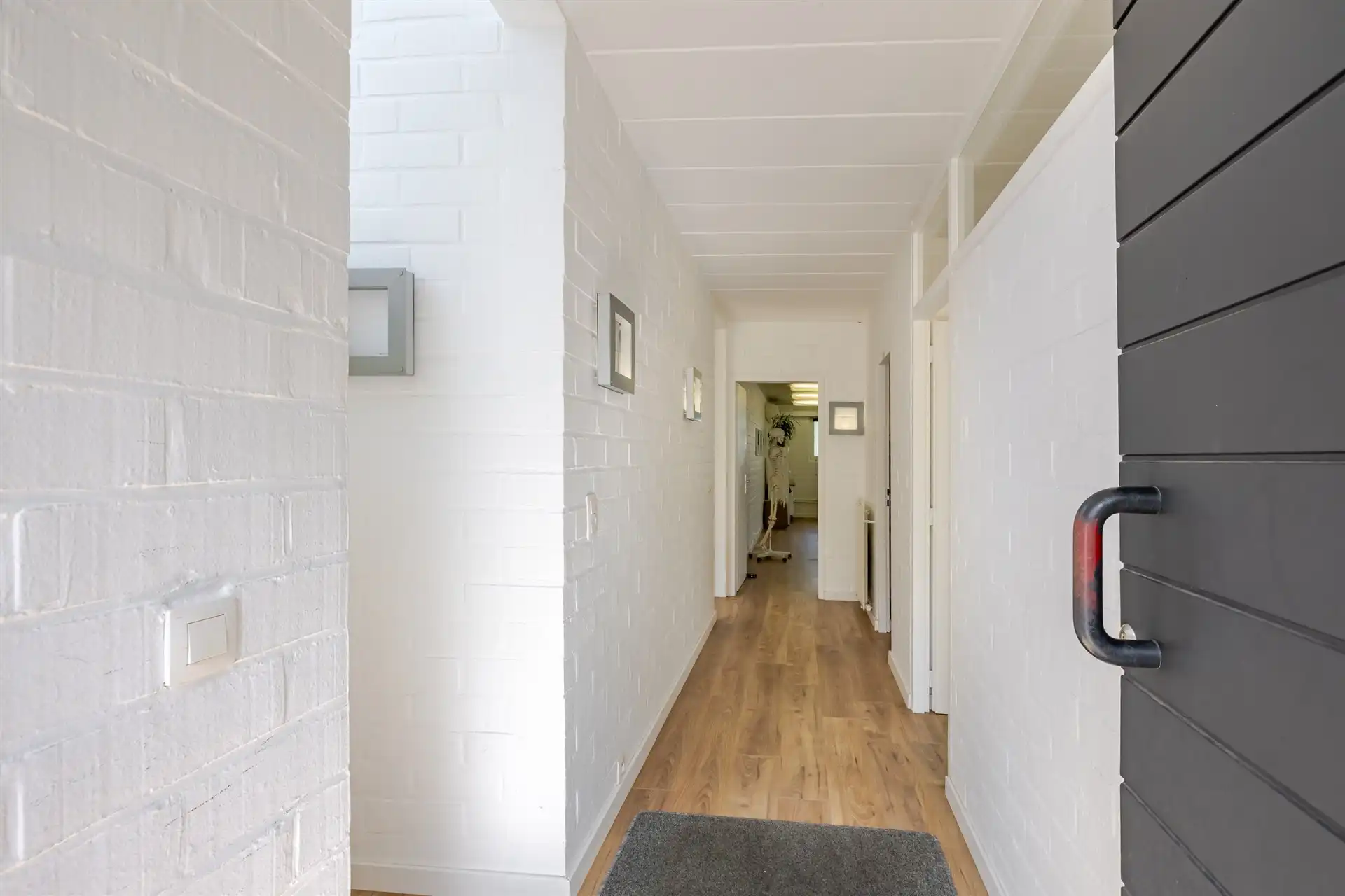 Riante woning met 4 slaapkamers , tuin en praktijk foto 12