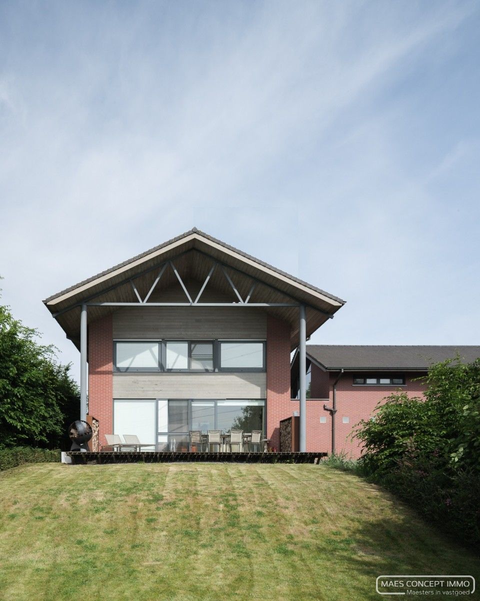 Villa en kantoor vlak bij het centrum van Anzegem foto {{pictureIndex}}