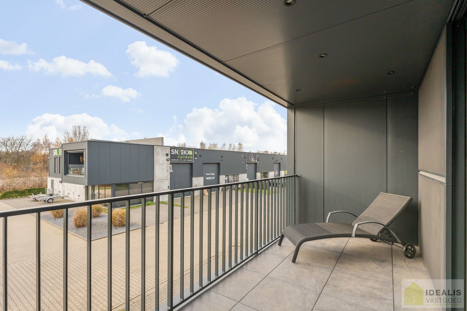 INSTAPKLAAR APPARTEMENT MET MAGAZIJN/KANTOOR OP BEDRIJVENTERREIN DE RIETKOLK!! Dit instapklare pand bestaat uit een hal/opslag van +-100m², met bureel/keuken en een aparte inkom voor het woongedeelte. Het appartement omvat een ruime woonkamer met uitgeruste keuken, 2 slaapkamers, badkamer, bergruimte en waskamer. Het pand leent zich perfect als kantoorlocatie met opslag in combinatie met wonen. foto 23
