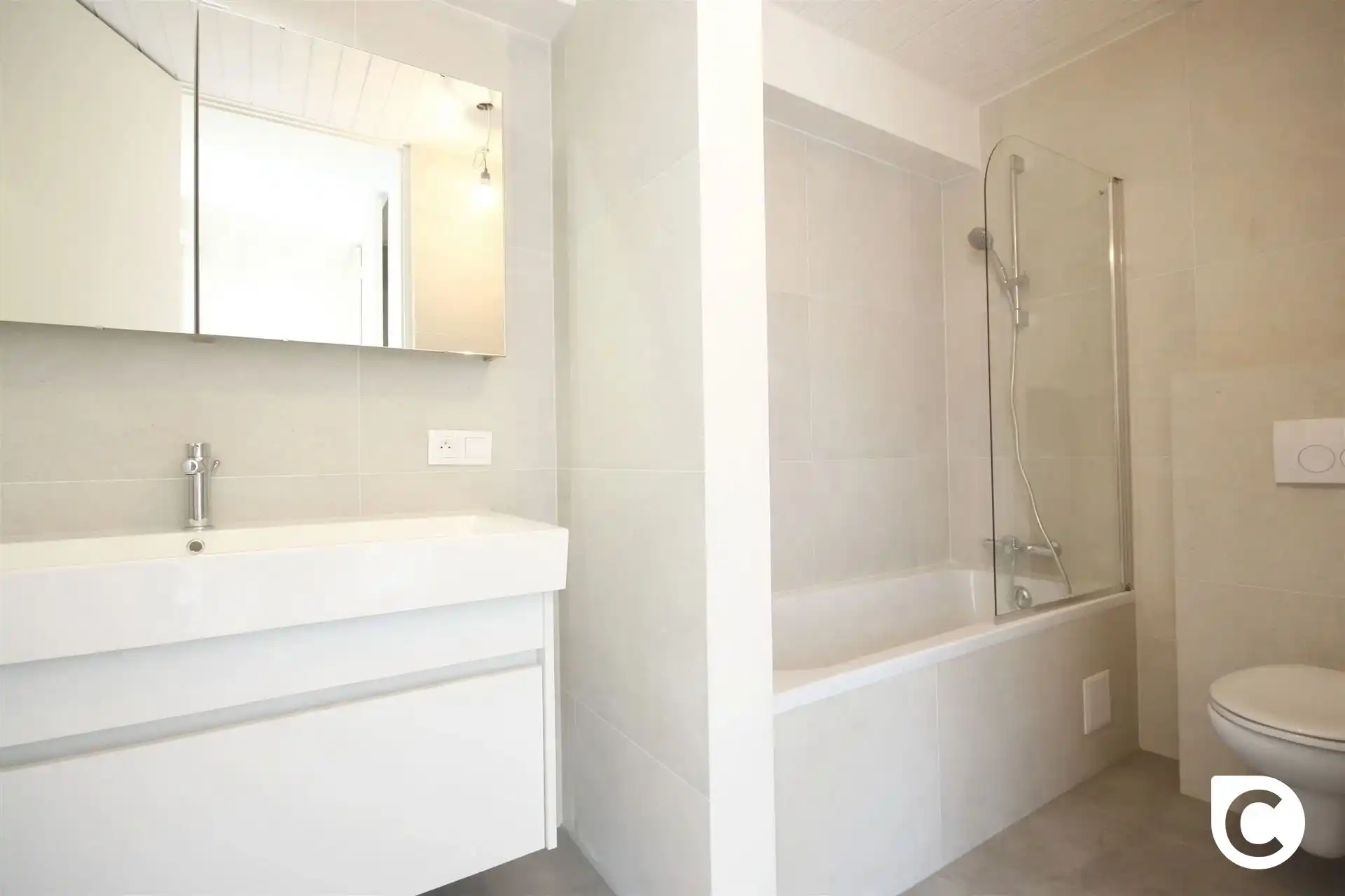 Prachtig gerenoveerd 2 slaapkamer appartement foto 5