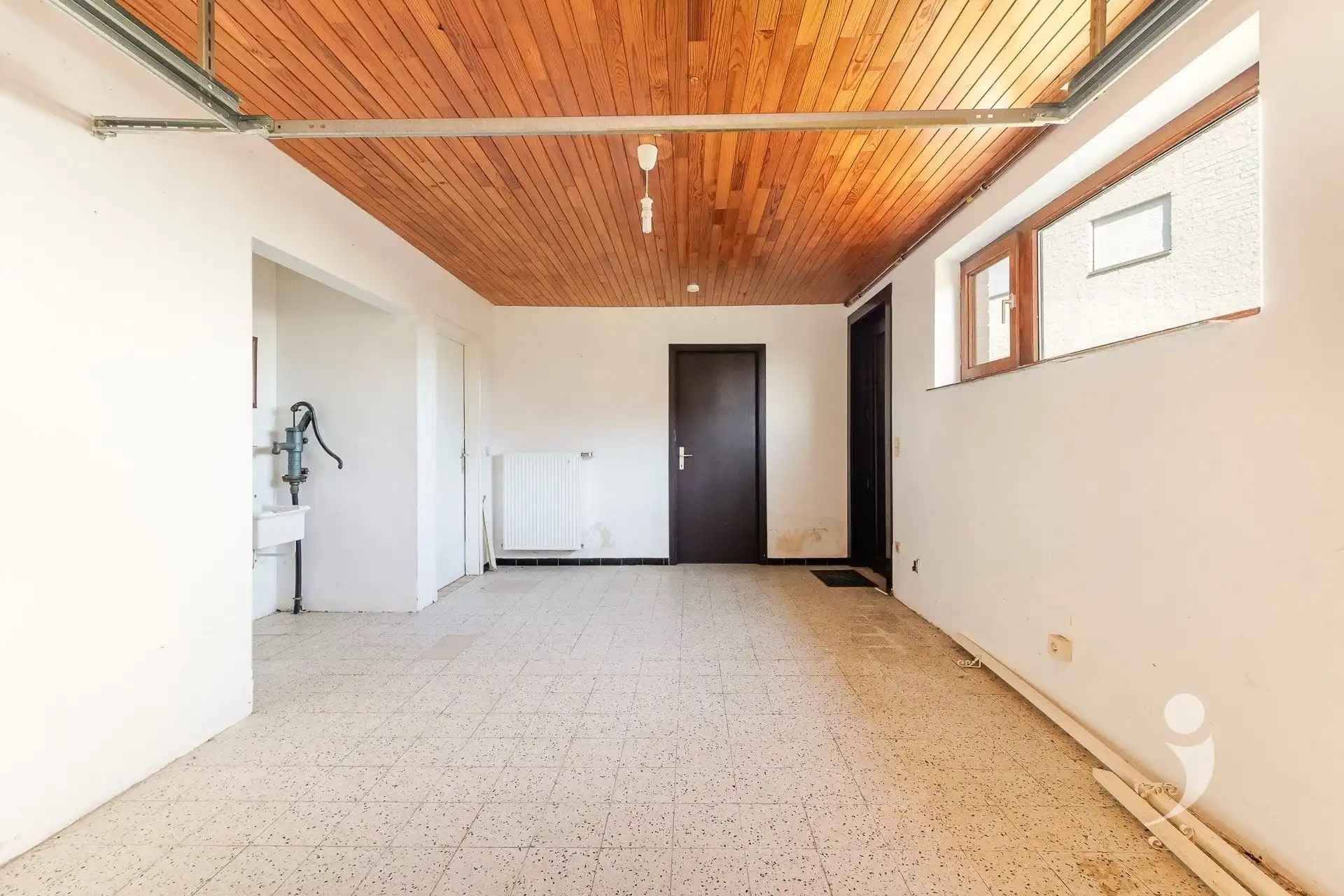 Ruime te renoveren woning met 3 slaapkamers foto 19