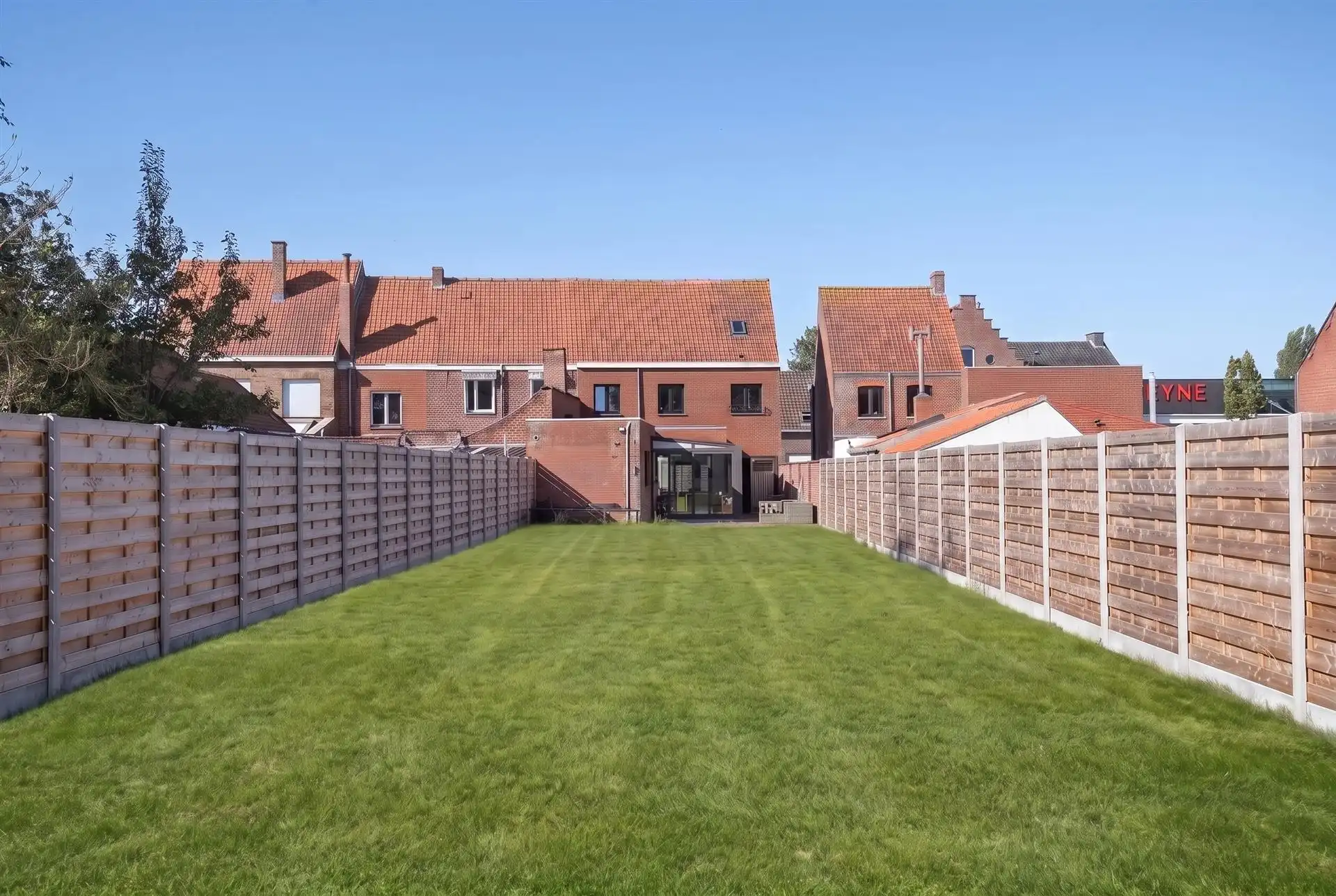 Hoofdfoto van de publicatie: Volledig gerenoveerde gezinswoning met tuin en garage.