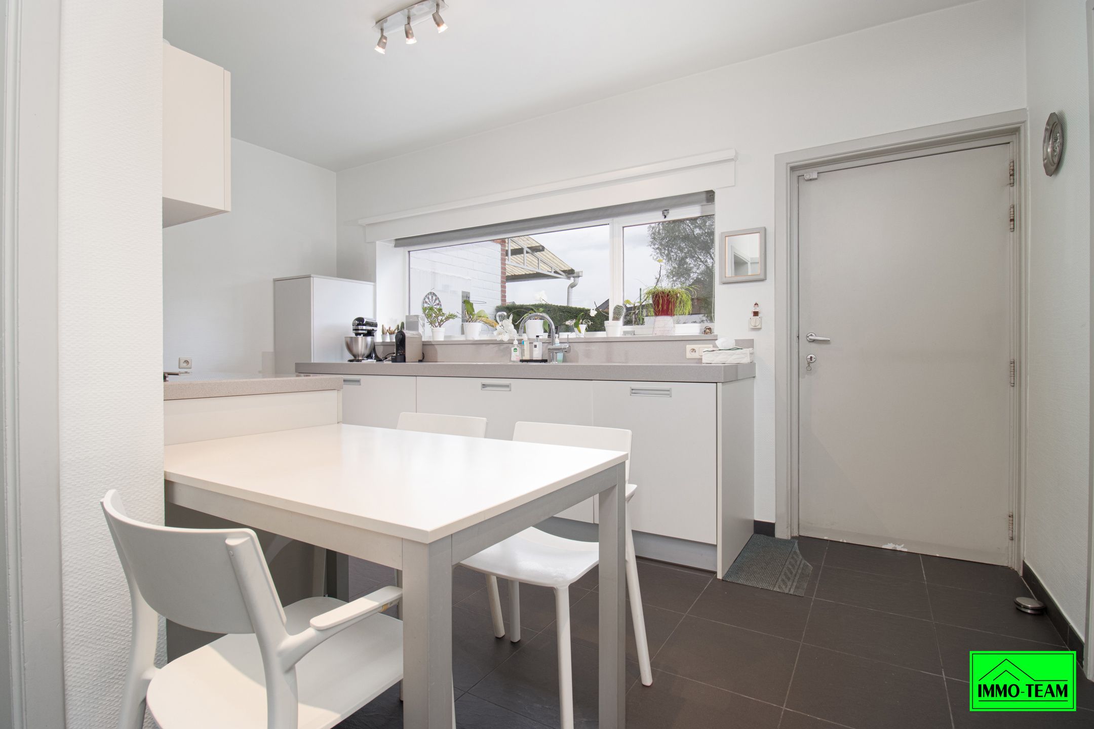 Ruime gezinswoning met tuin en garage in Denderleeuw foto 5