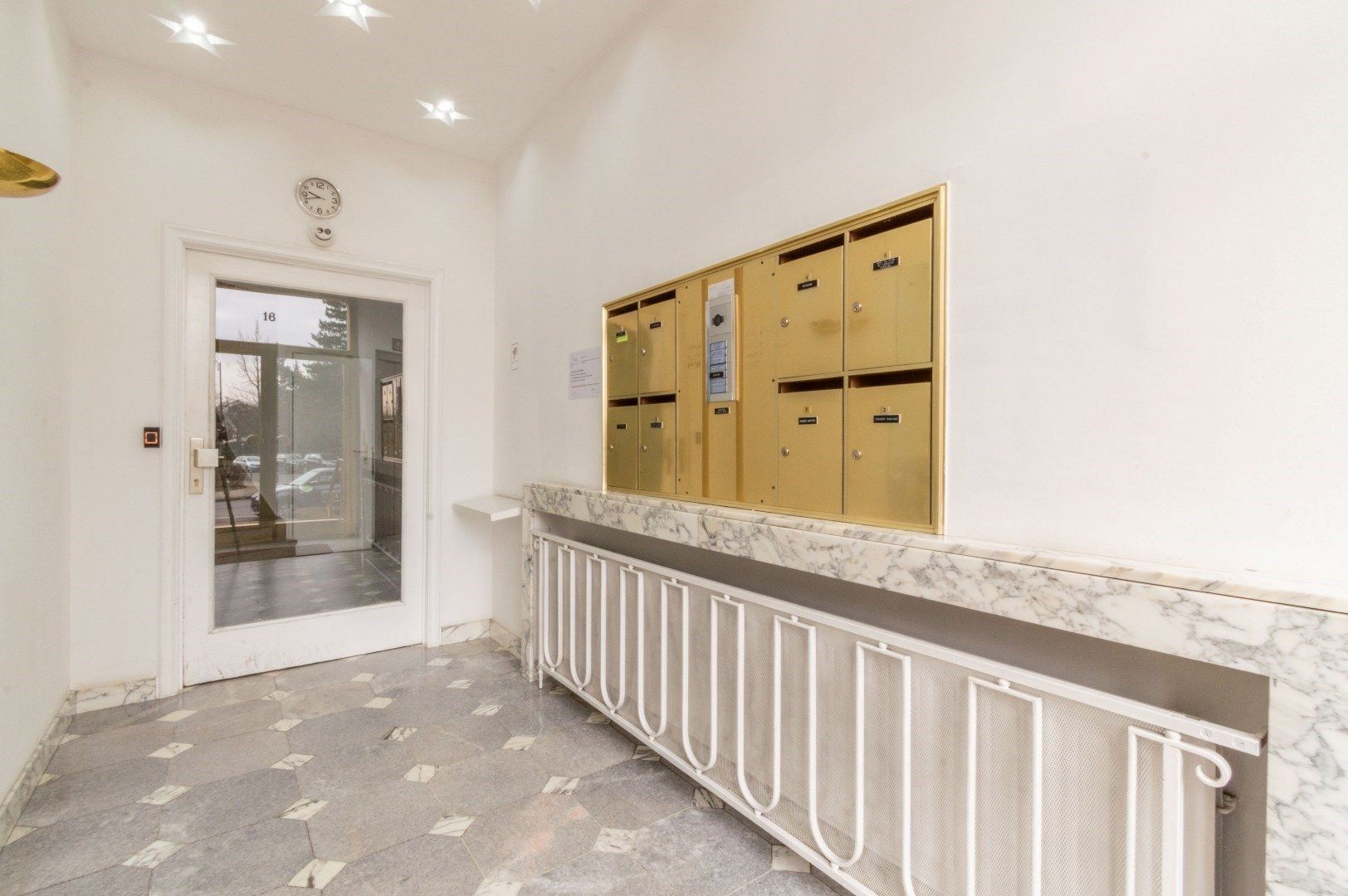 Gerenoveerd opbrengstgebouw - 6 appartementen + 5 garages! foto 7