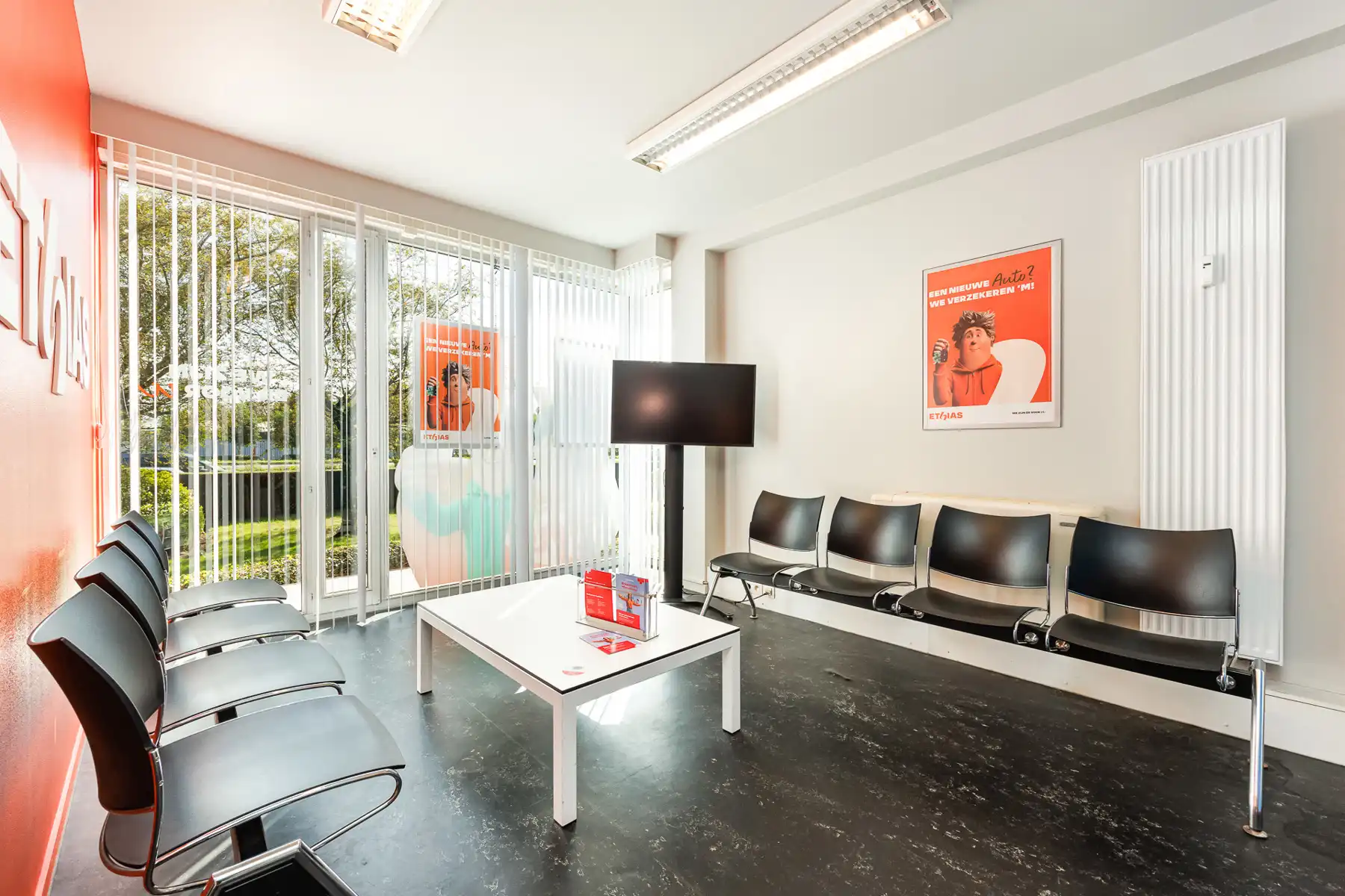 Ruim handelspand/investeringspand (ca194m²) met 3 autostaanplaatsen, gelegen langs de ring van Turnhout. foto 3