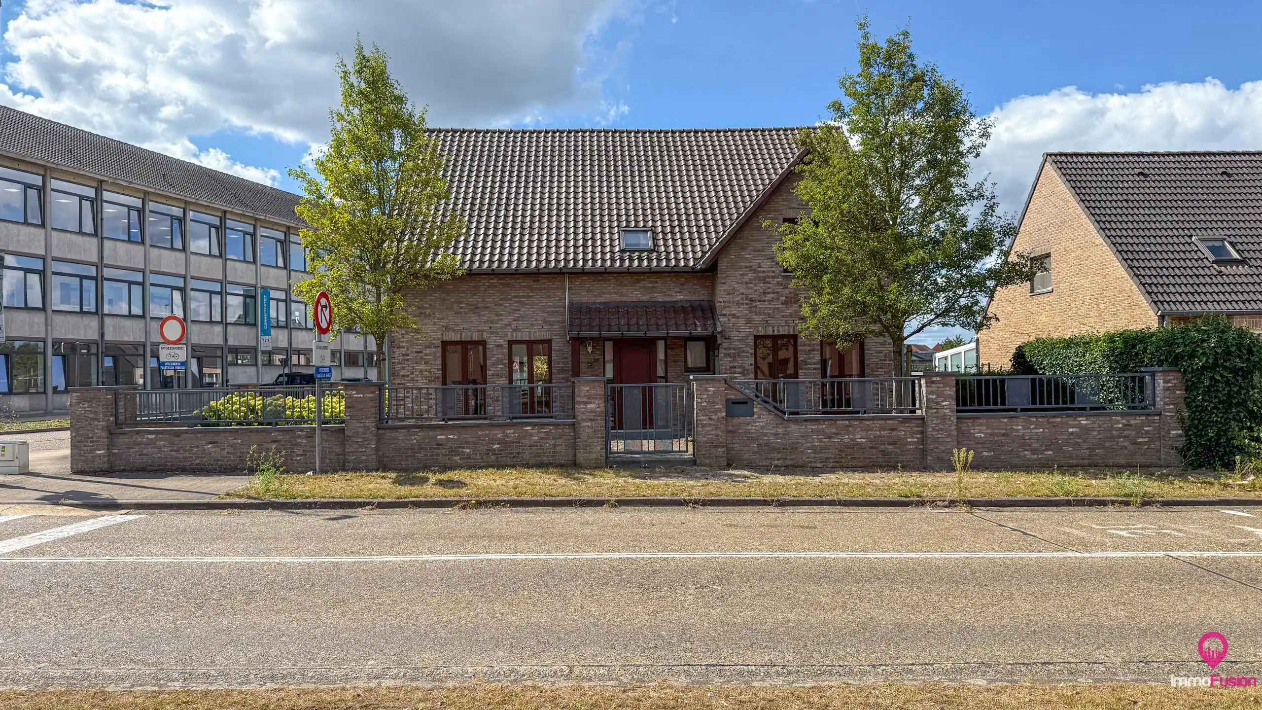 Ruime gezinswoning met 4 slpk, zonnepanelen en grote tuin! foto 2