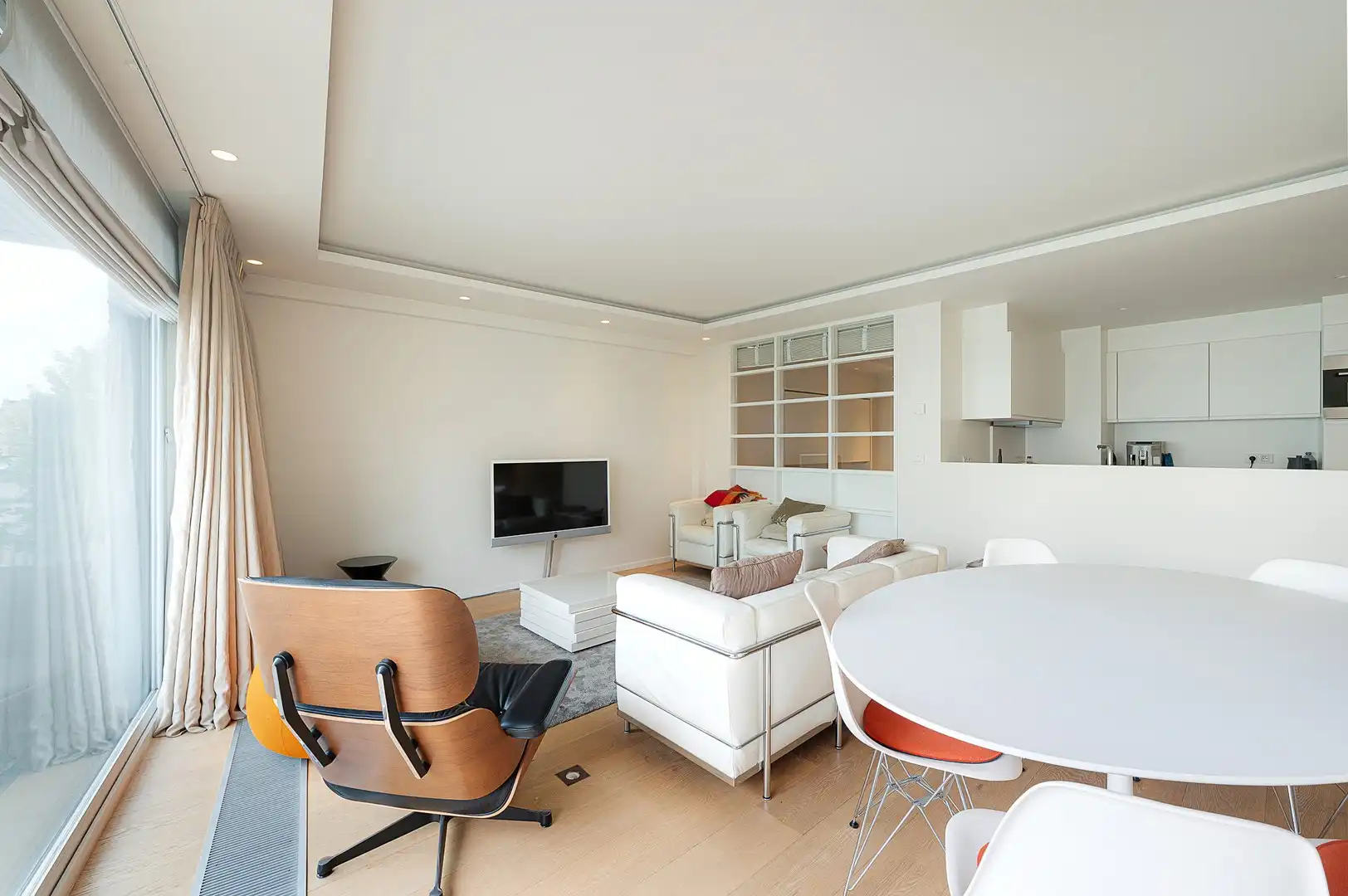 Hedendaags appartement genietend van een open zicht, centraal gelegen op de Kustlaan in het Zoute. foto 4