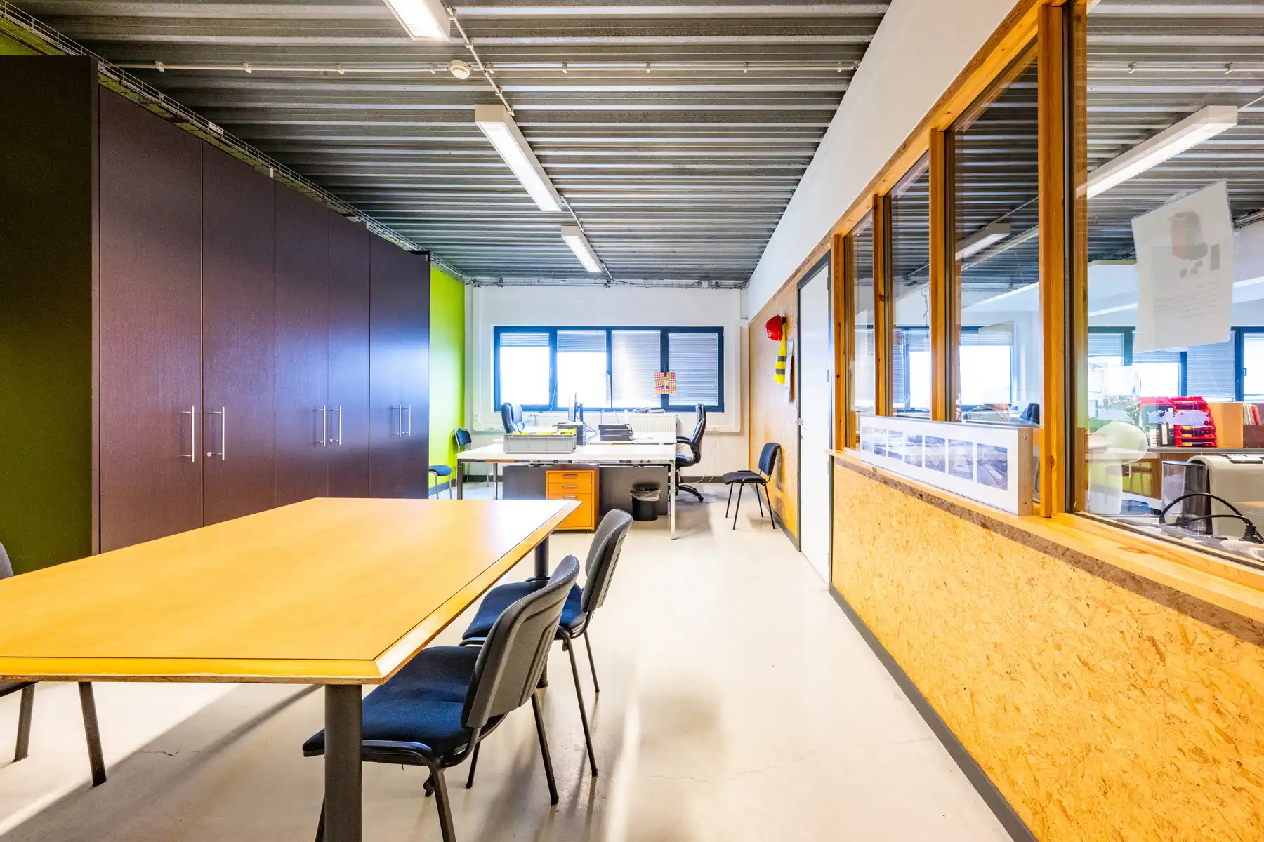 Ruim en veelzijdig bedrijfspand met parking en opslag foto 49