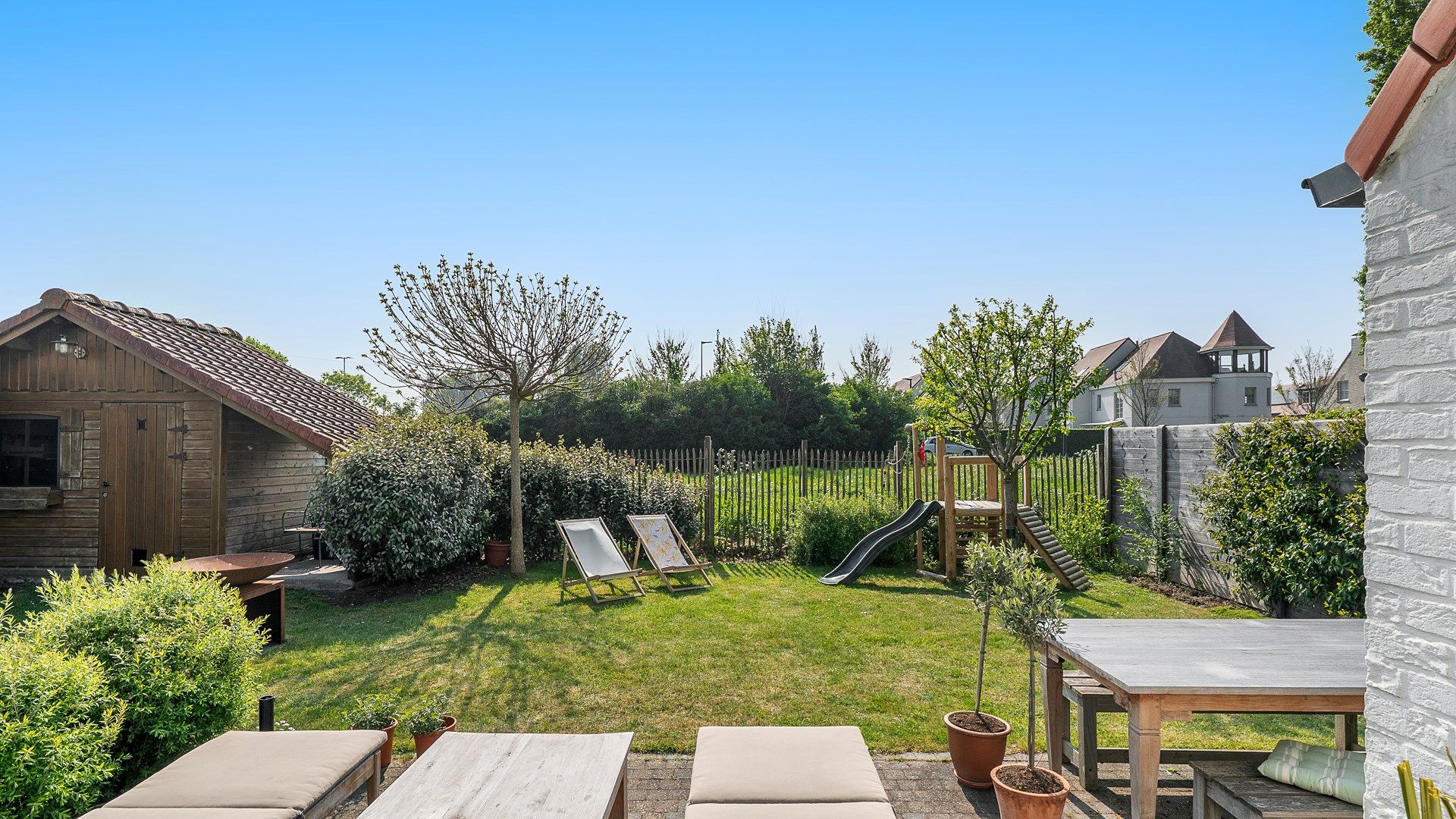 Halfopen woning met garage en zalige tuin te Duinbergen foto {{pictureIndex}}