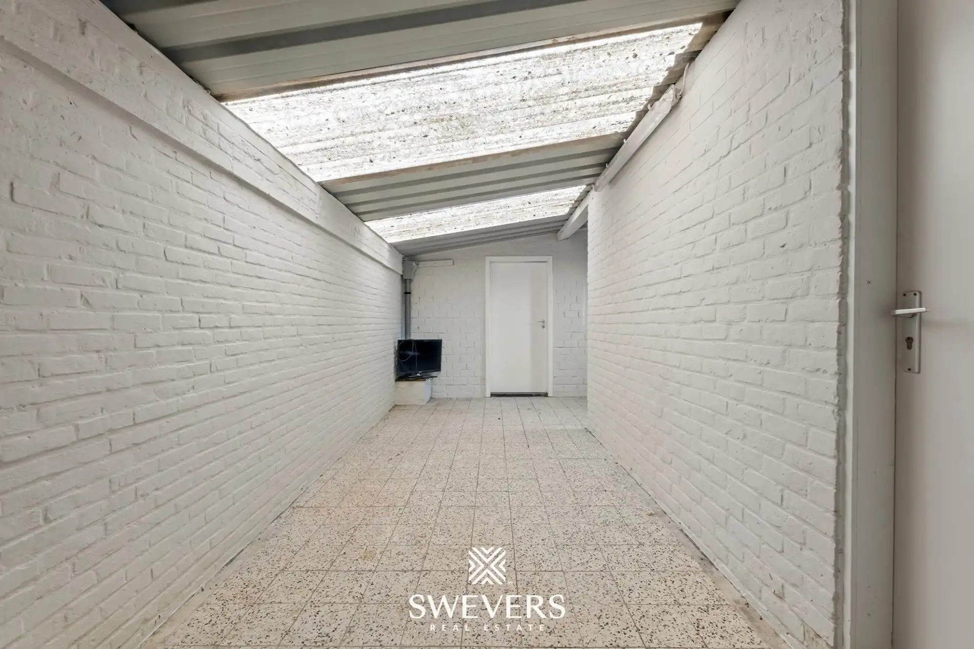 Ruim renovatieproject met 203 m² woonruimte en 4 garages centrum Beringen  foto 20