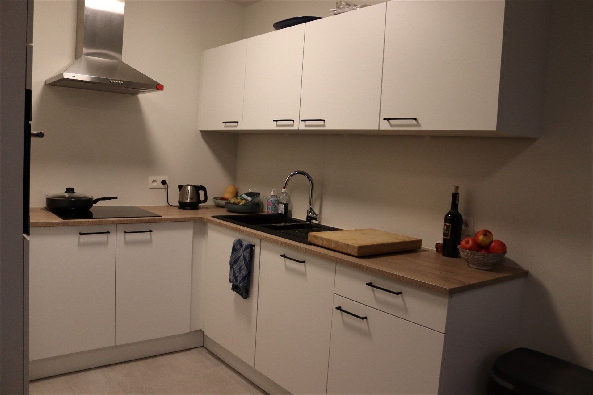 Rustig en recent gelegen appartement met terras en autostaanplaats. foto 12