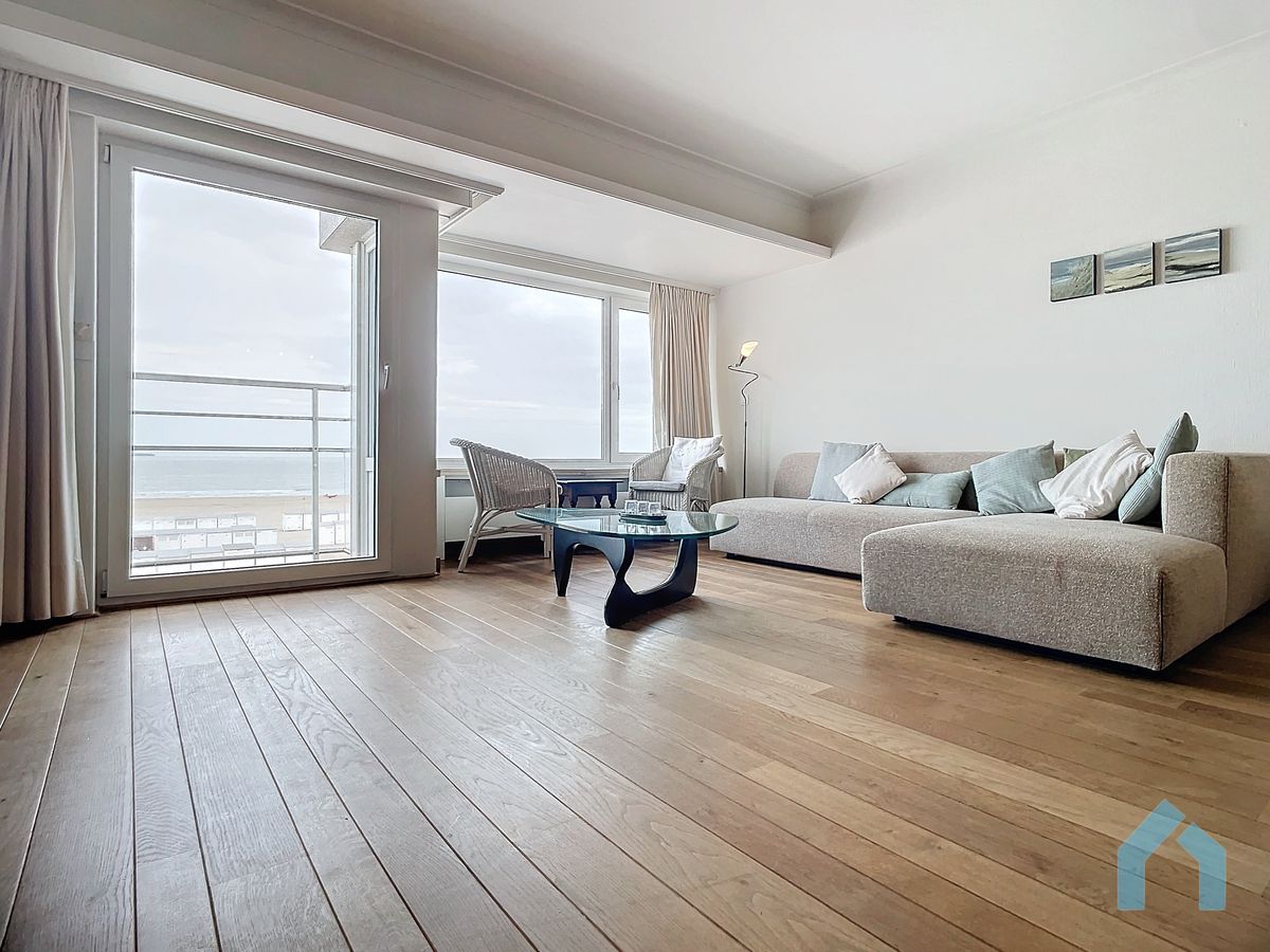 Uniek appartement met frontaal zeezicht en vier slaapkamers aan het Albertstrand foto {{pictureIndex}}