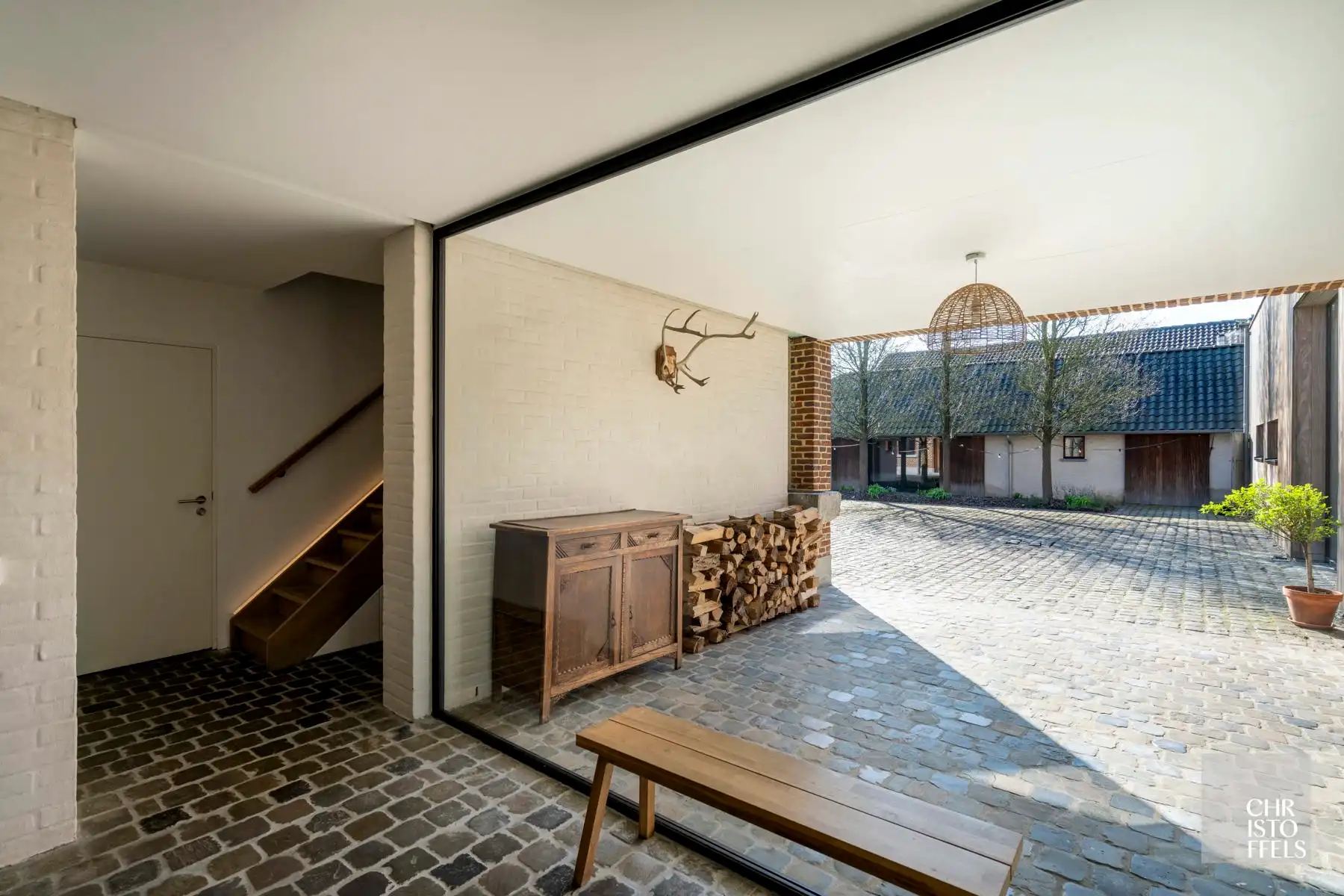 Exclusieve vierkantshoeve met buitenzwembad en vrij uitzicht op perceel van 3.213m² foto 13