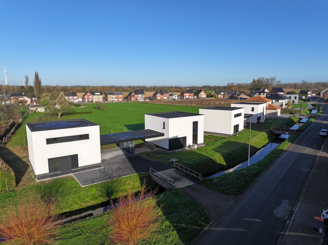 Moderne, energiezuinige nieuwbouwwoning met warmtepomp, zonnepanelen en een dubbele carport, residentieel en landelijk gelegen te Maasmechelen-Boorsem foto {{pictureIndex}}