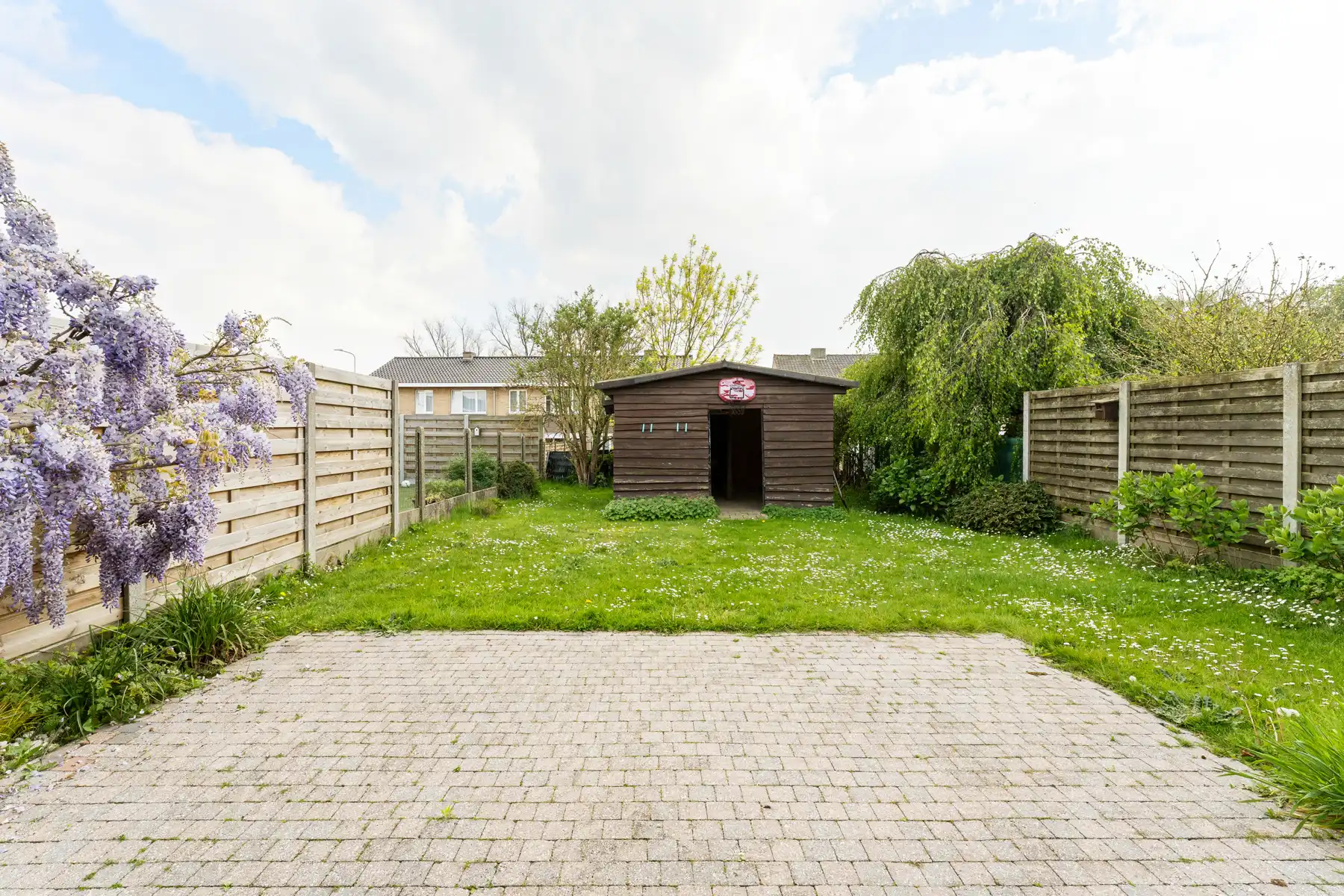 Lichtrijke woning met 4 slaapkamers, garage en verzorgde tuin. foto 2