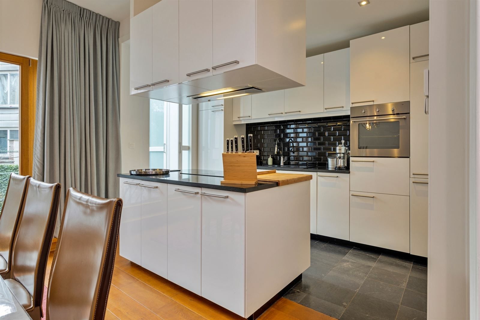 Gelijkvloers gemeubeld 1 slaapkamer appartement met tuin op A-locatie foto {{pictureIndex}}