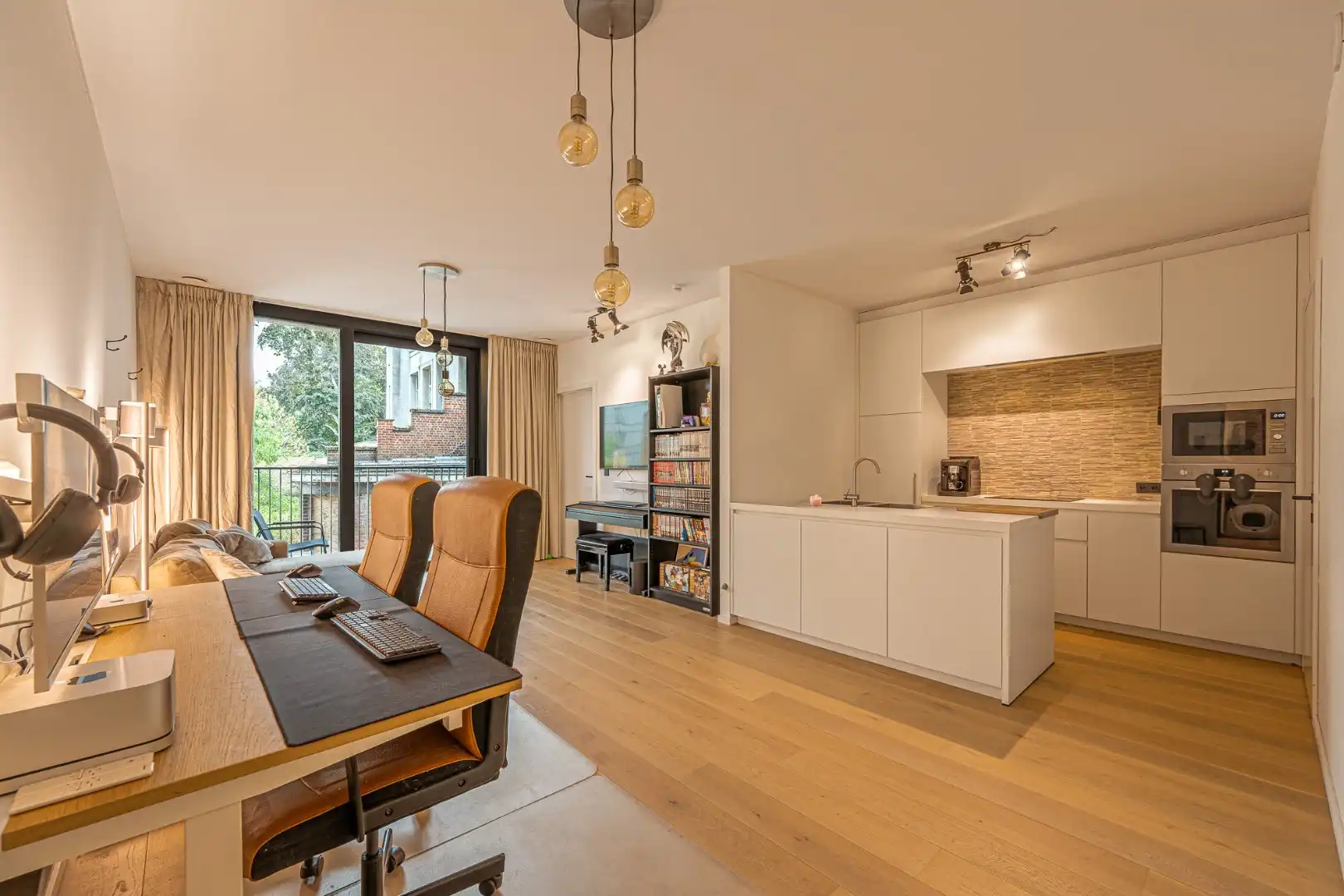 Recent, instapklaar appartement met overdekte staanplaats aan de Broeltorens in Kortrijk foto 2