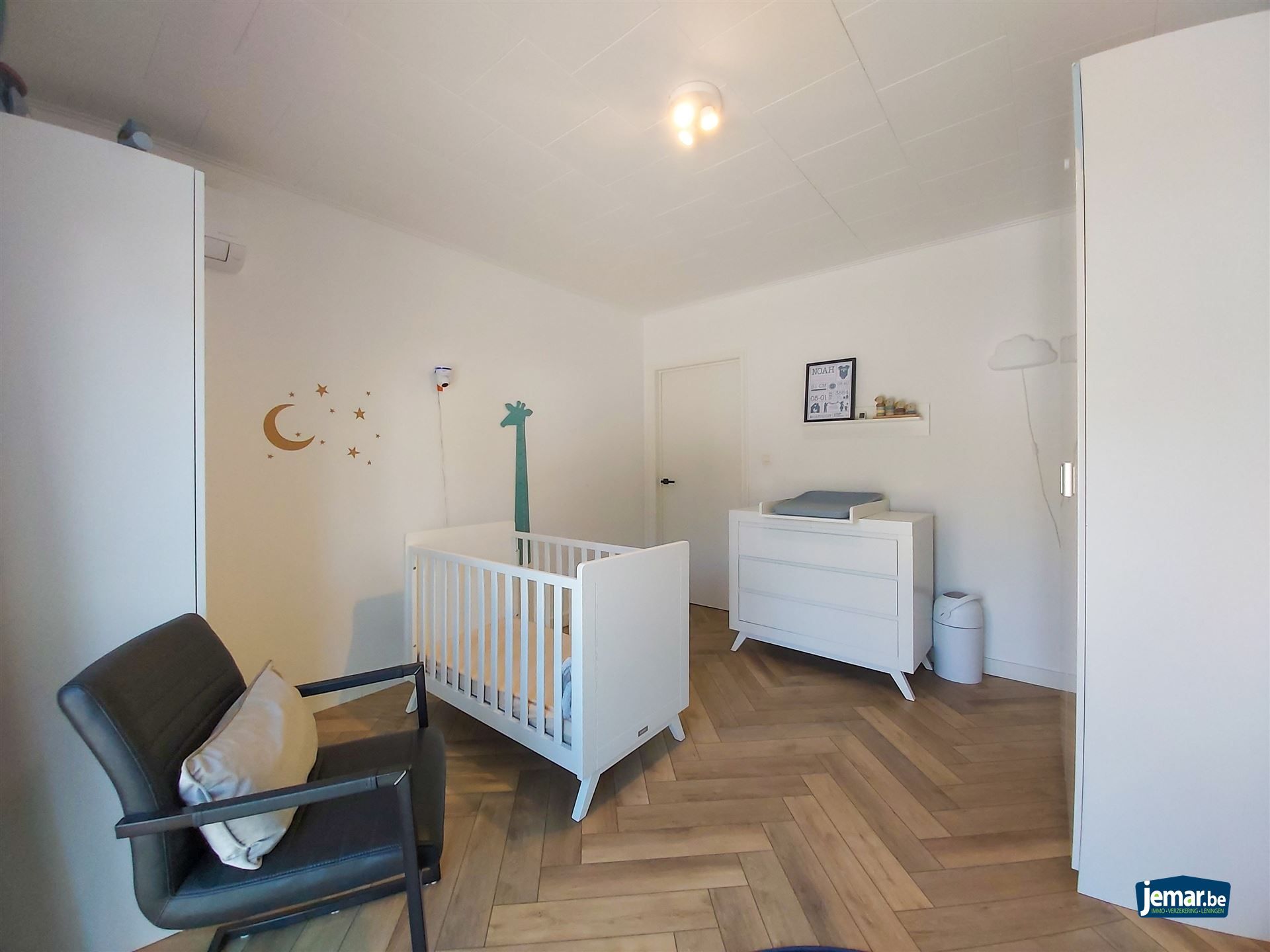 Instapklare gezinswoning met 5 slaapkamers gelegen op ruim perceel met verwarmd zwembad op ideale locatie te Maasmechelen! foto 12
