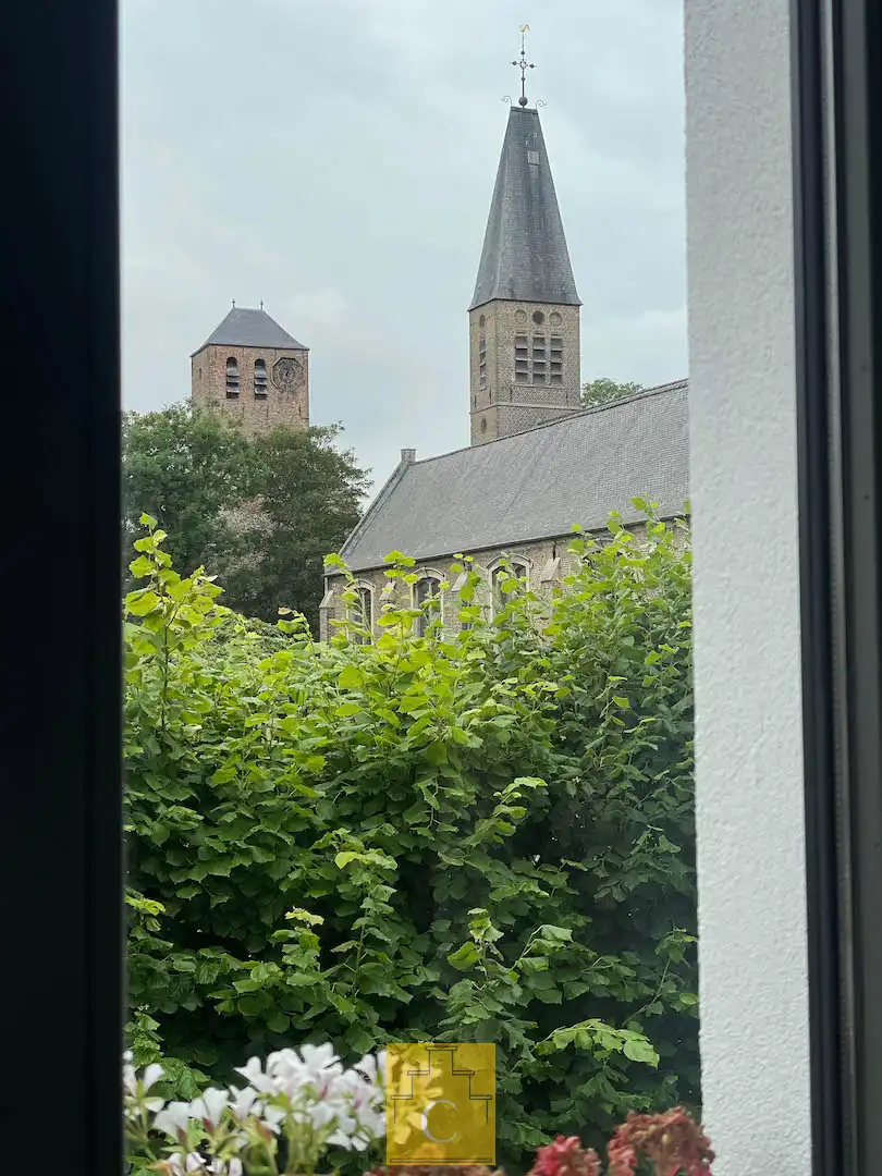 Een woning waar karakter en hedendaagse architectuur elkaar perfect aanvullen. foto 24