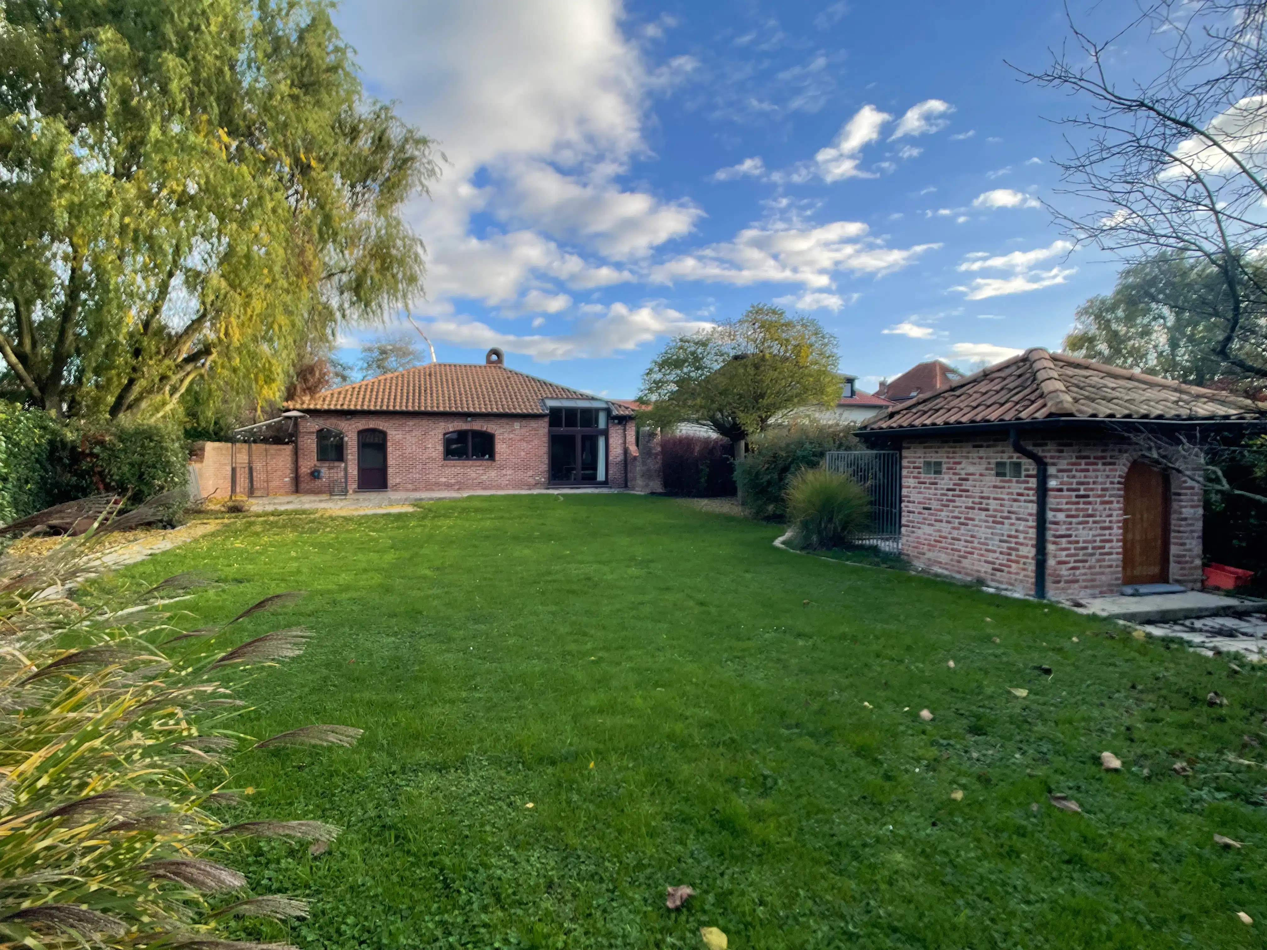Ruime bungalow met drie slaapkamers en inpandige garage op een perceel van 10a37ca. foto 33