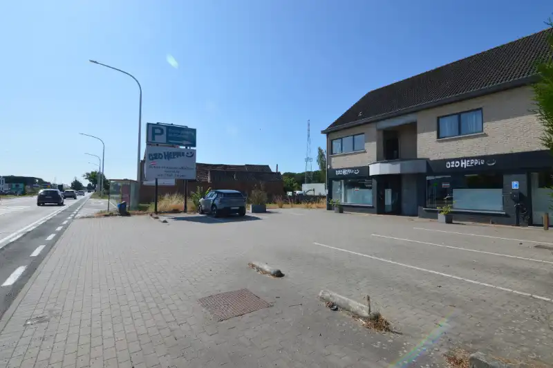Commercieel pand op toplocatie met ruime parkeergelegenheid foto {{pictureIndex}}