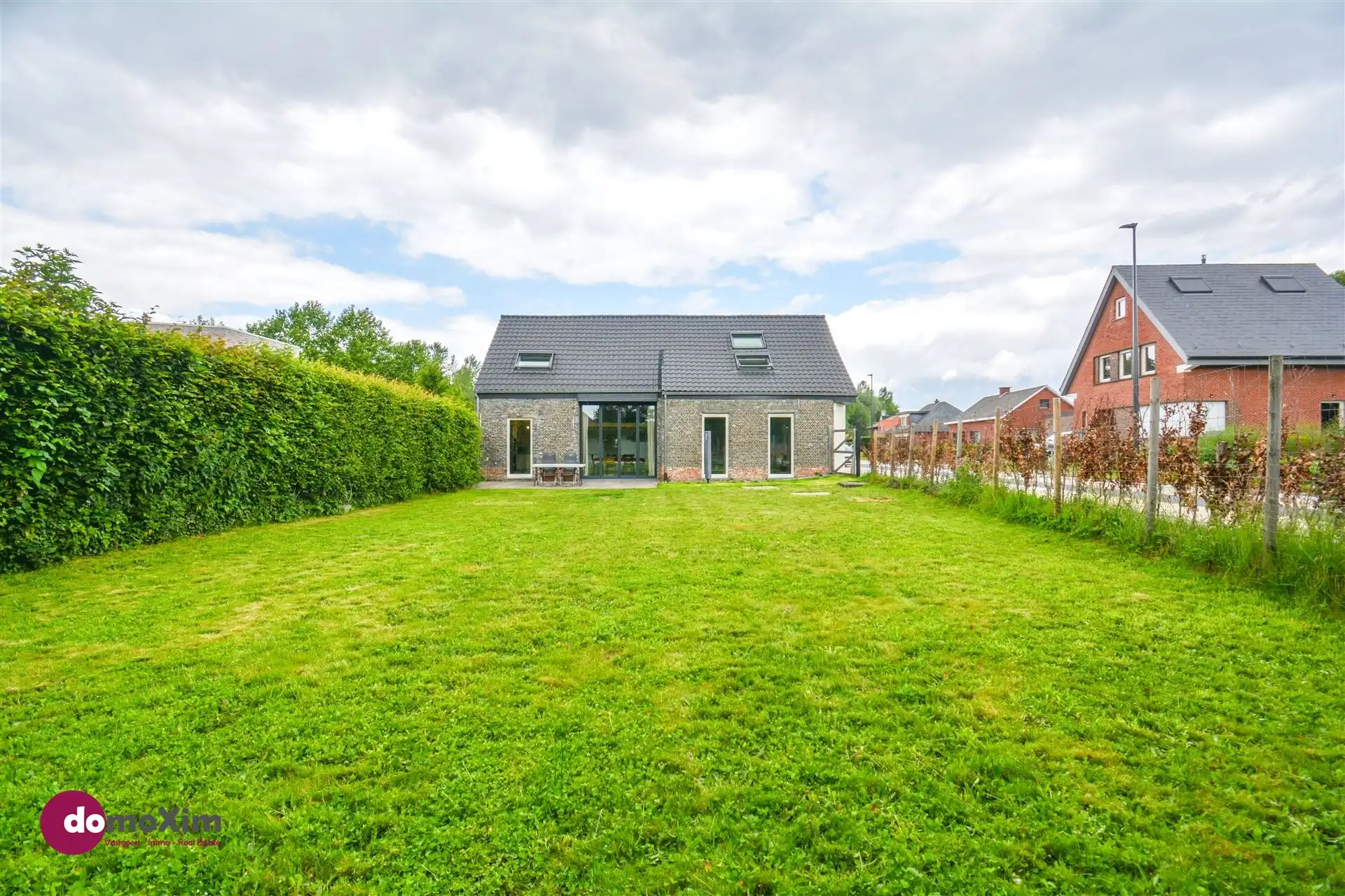 Recent gerenoveerde gezinswoning met zonnige tuin in hartje Schiplaken foto {{pictureIndex}}
