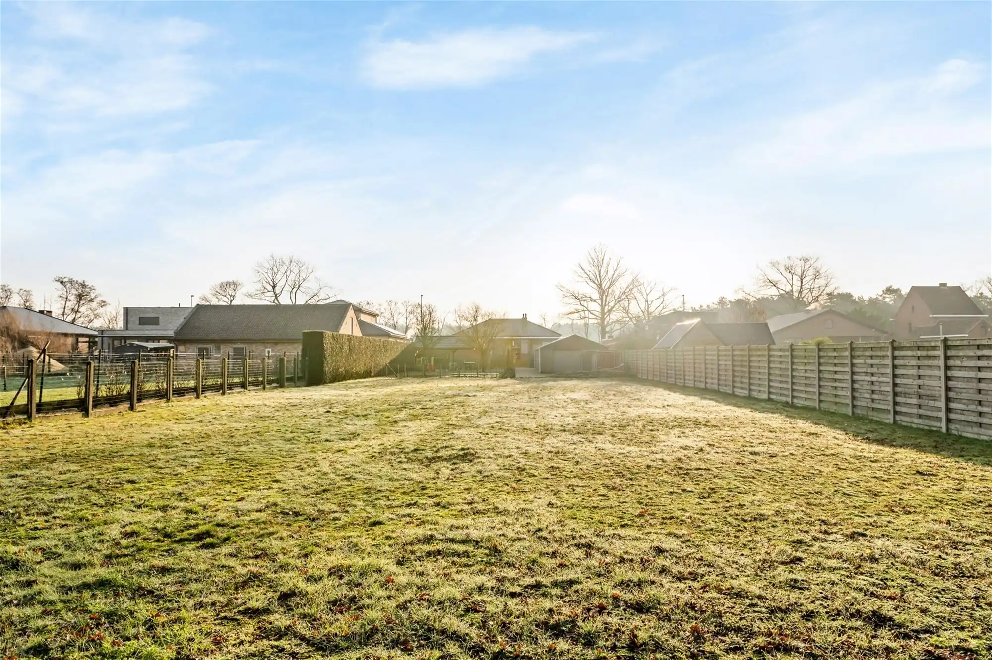 INSTAPKLARE GELIJKVLOERSE WONING MET RUIME GARAGE OP 2191M2 foto 30