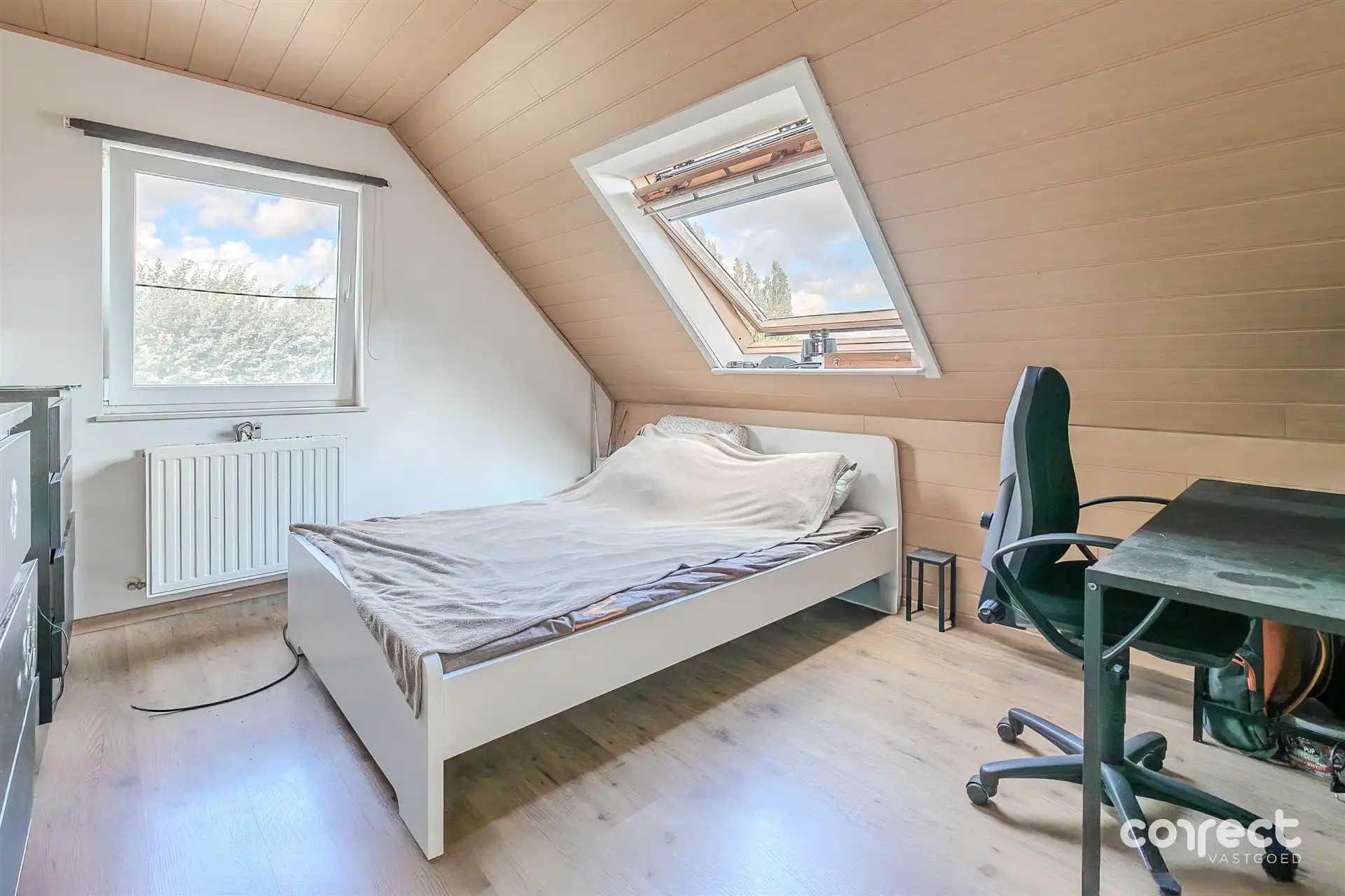 Op een perceel van 1.023 m² bevindt zich deze ruime villa met vier slaapkamers, rustig gelegen in Pervijze.  foto 7