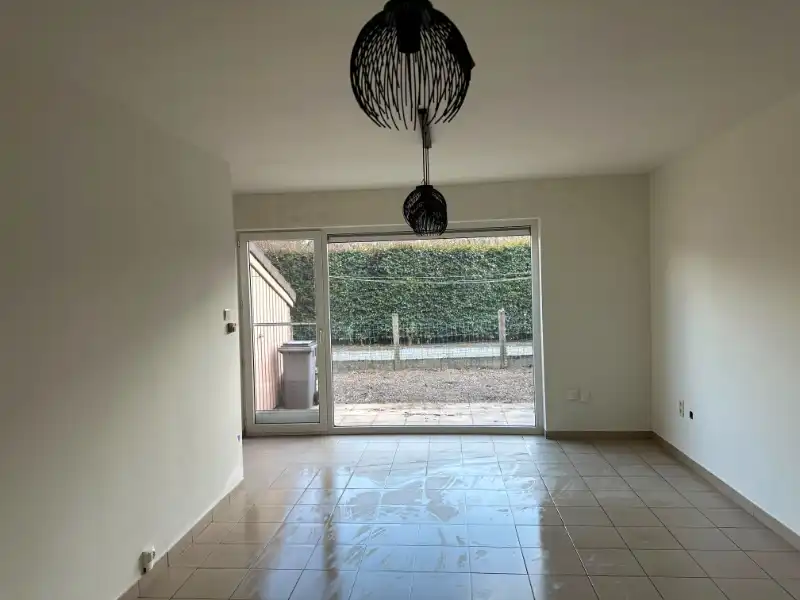 --- NIEUW --- Volledig gerenoveerd 1-slaapkamer appartement met autostaanplaats. foto 2