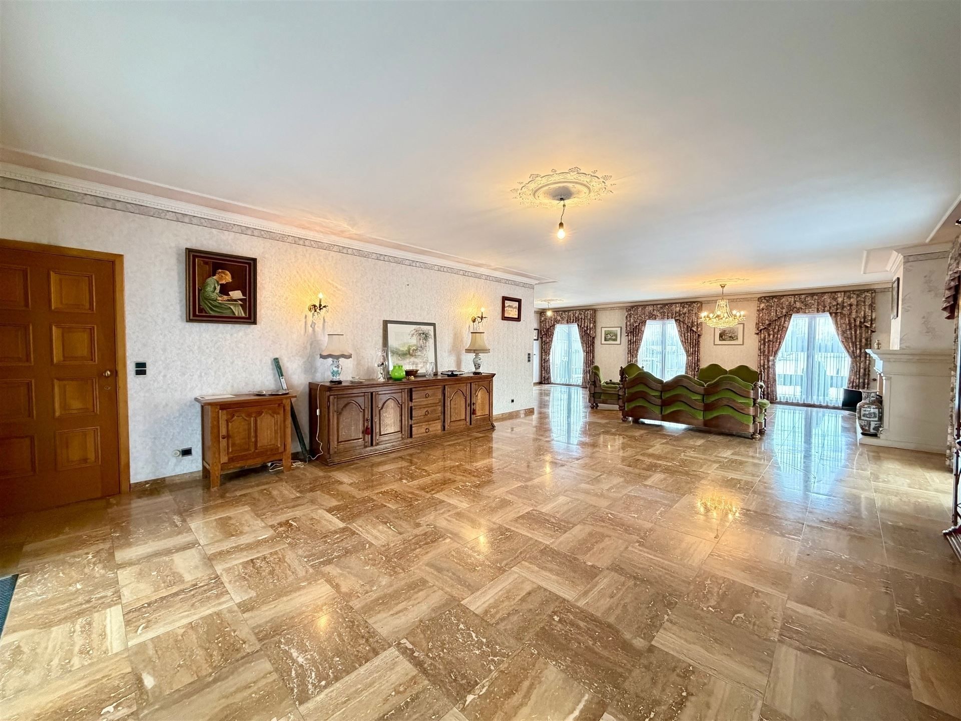 Zeer ruime villa (483 m²) op 16a48ca in Dilsen-Stokkem, goed onderhouden en vol potentieel om te transformeren tot uw hedendaagse droomwoning. foto 11