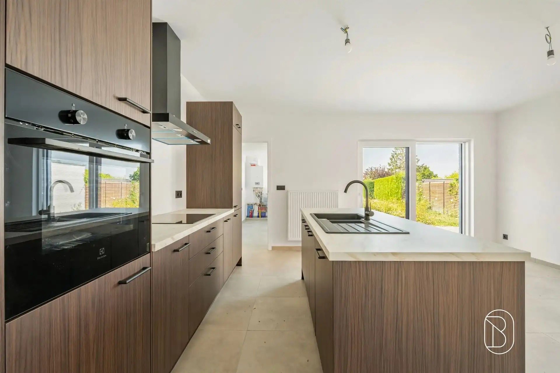 Charmant gerenoveerde woning met grote aangename tuin en handige oprit. foto 8
