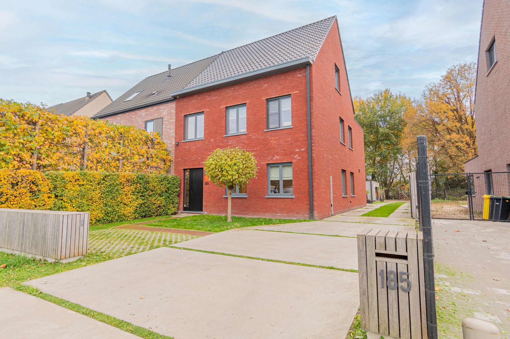 Moderne HOB met 4 (mogelijk 5) kamers en dubbele garage foto {{pictureIndex}}