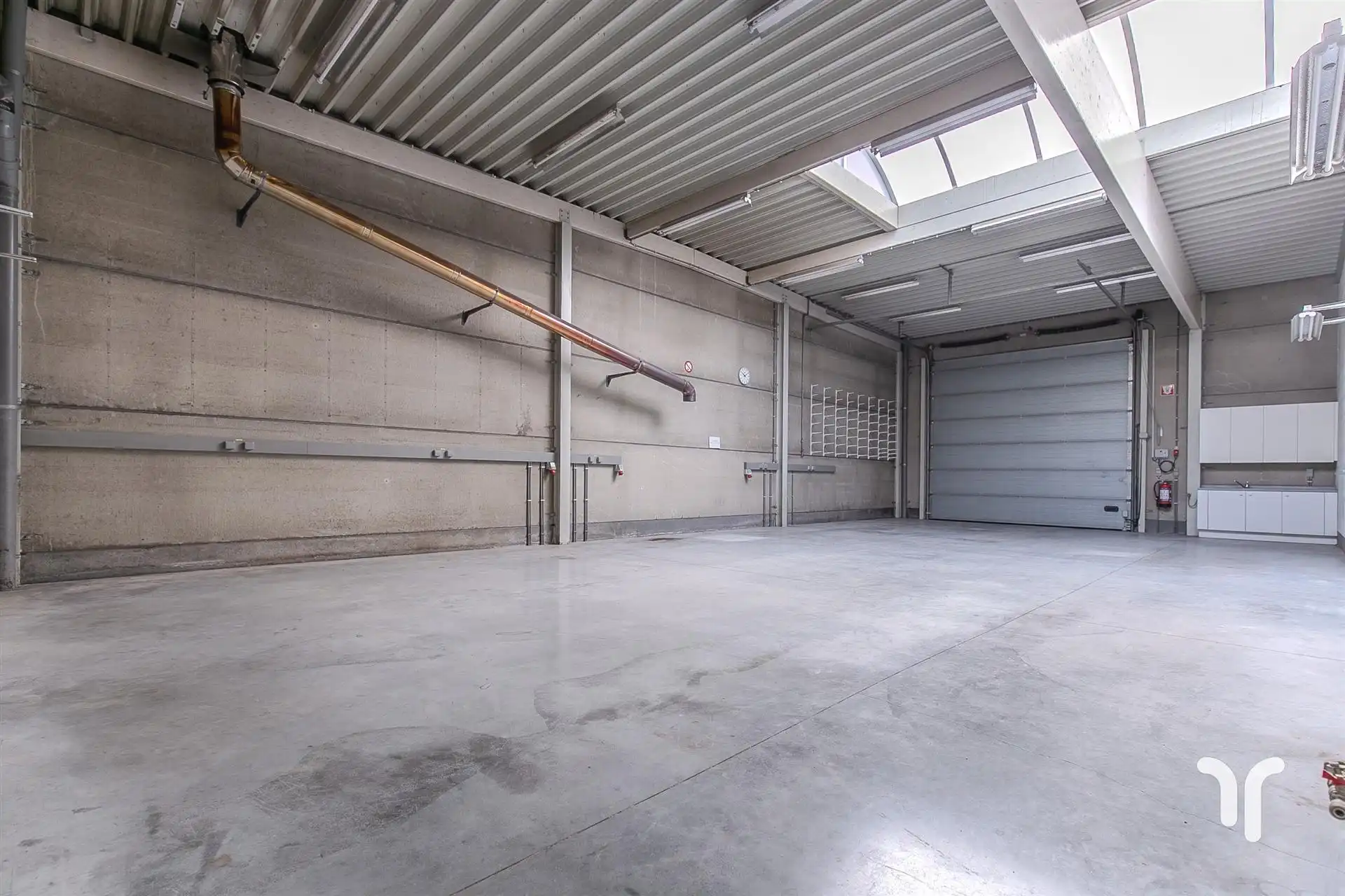 Dit kantoor met opslagruimte is gelegen in de industriezone te Hooglede vlakbij het centrum van Roeselare. foto 6