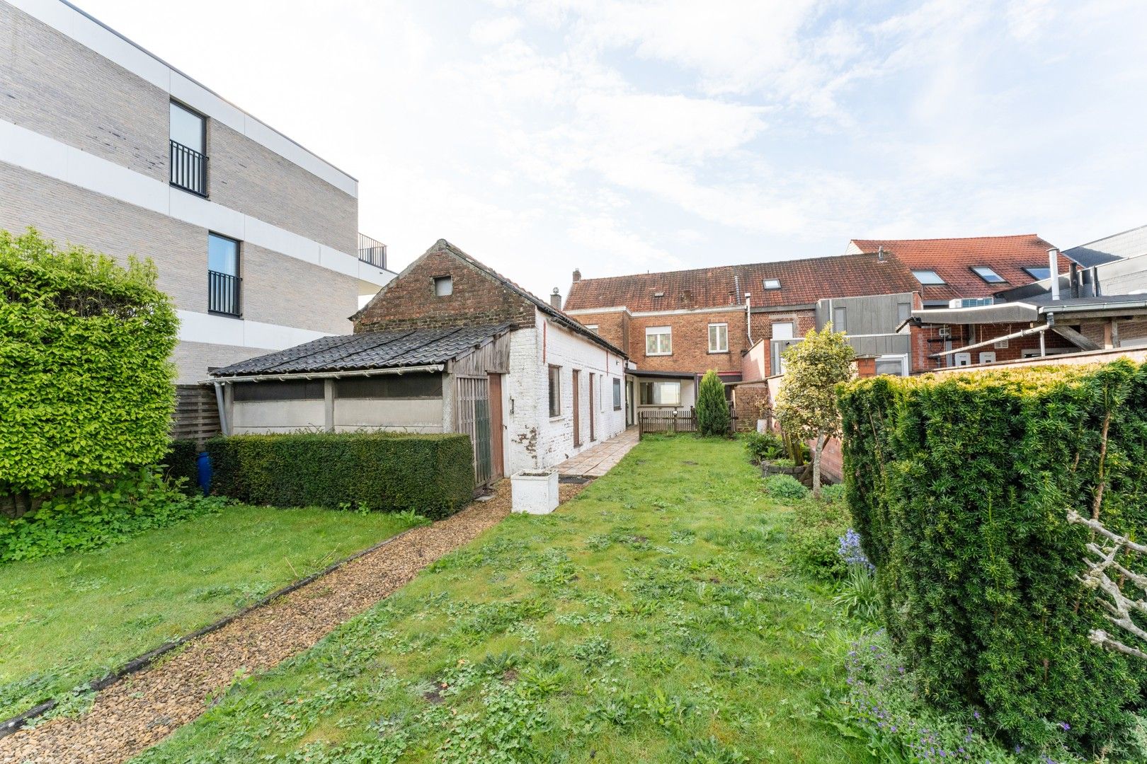 Ruime woning met 5 slaapkamers & garage te Wielsbeke! foto 4