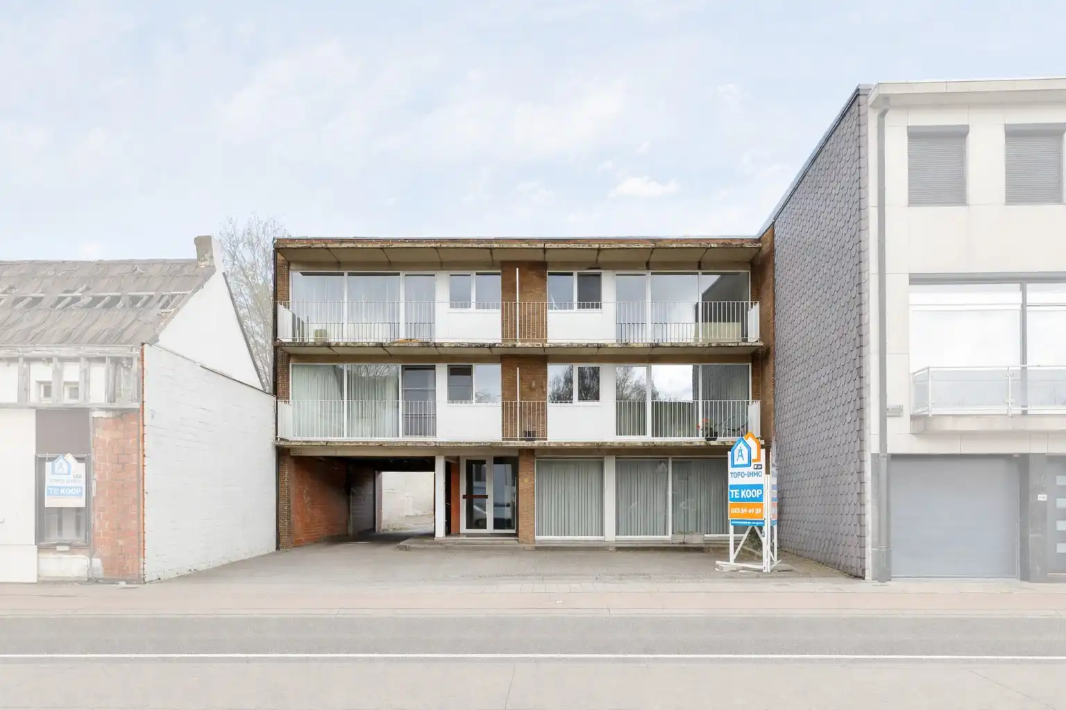 Opbrengsteigendom met 5 entiteiten en garageboxen in Aalst foto {{pictureIndex}}