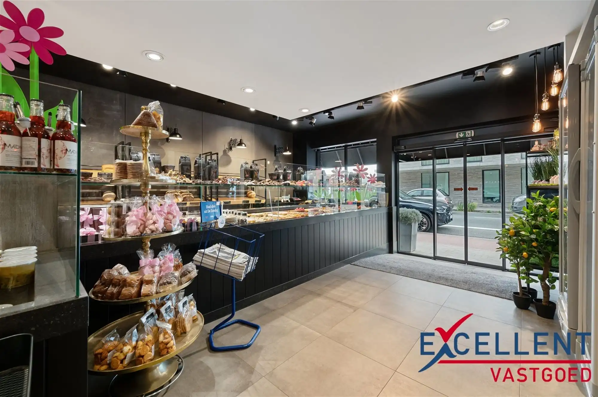 Uniek handelspand met ruime woonst foto {{pictureIndex}}