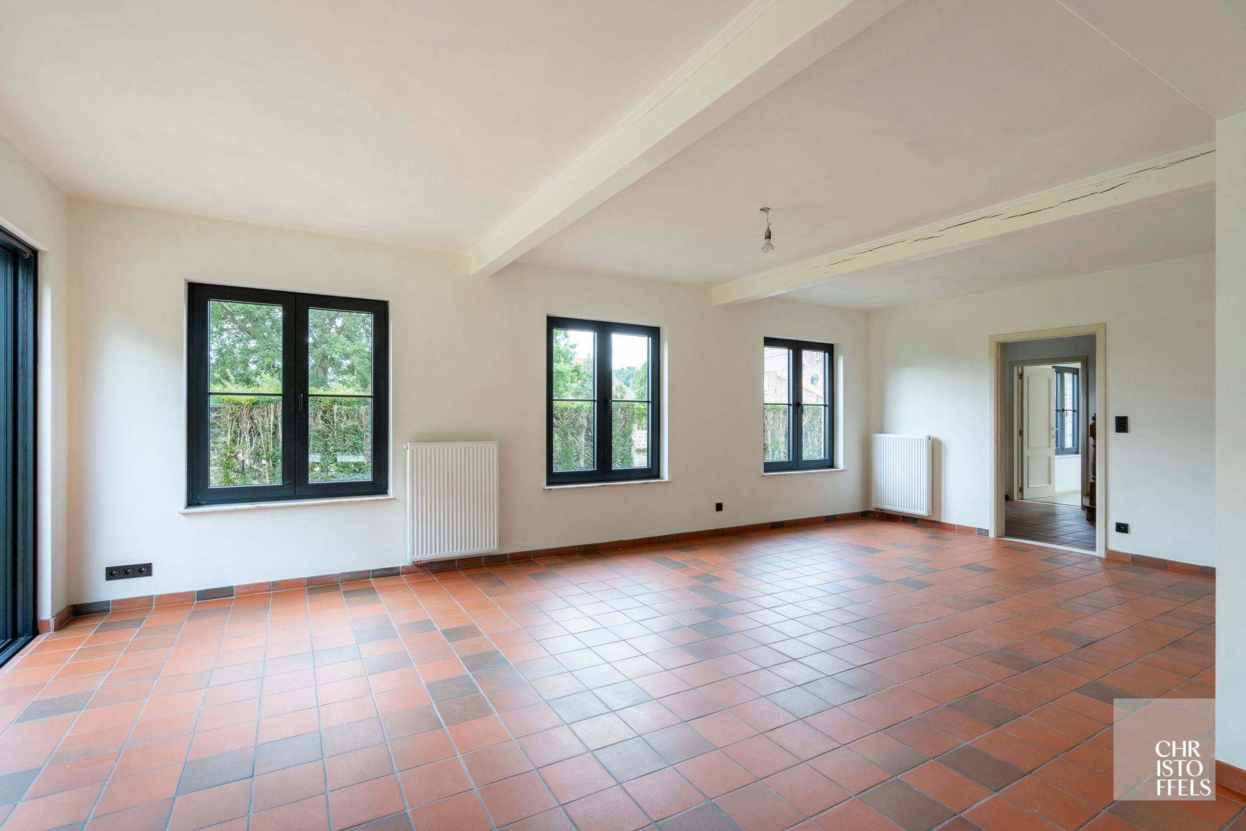 Instapklare, karaktervolle woning met eventuele praktijkruimte (229m²) te Genk!  foto 3
