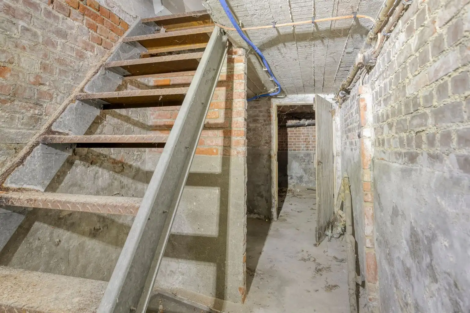 Te renoveren hoekwoning met tal van mogelijkheden, gelegen op een absolute toplocatie in het hart van het historisch stadscentrum van Bree.  foto 31