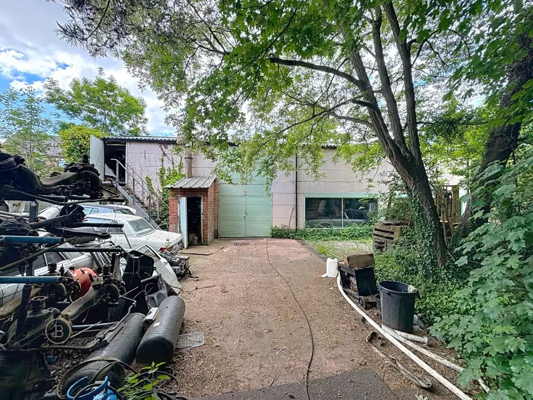 Toonzaal met 2 aparte werkplaatsen/garages te Opwijk foto {{pictureIndex}}