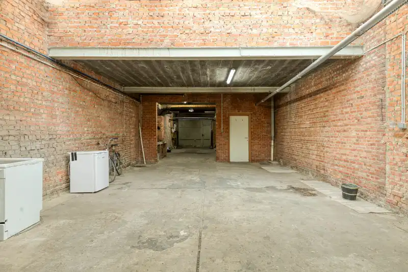 Ruime bel-etage met uitzonderlijke opslagruimte, 2 parkeerplaatsen en zonnige tuin foto 22