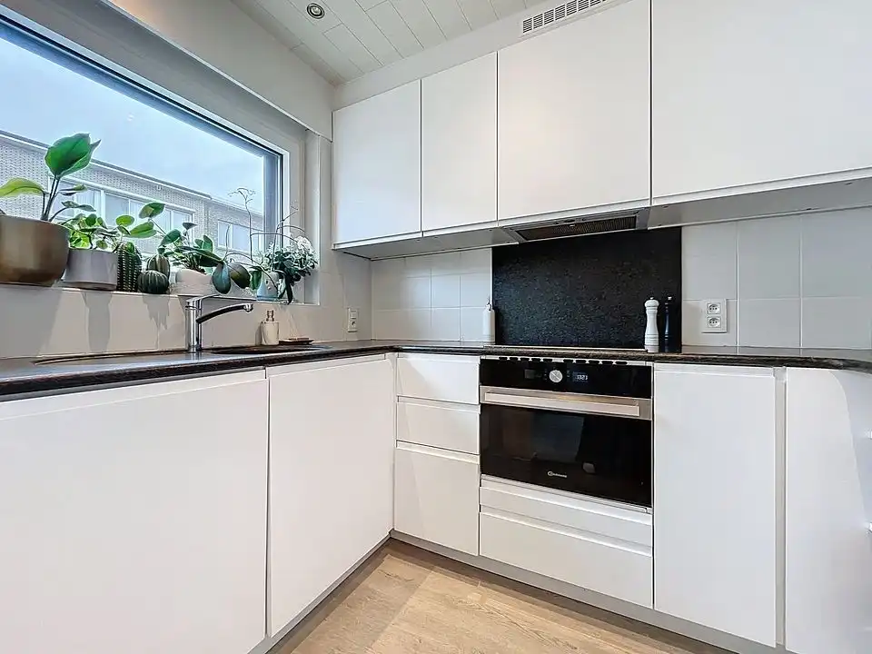 Gerenoveerd hoekappartement GLV  (2 slpks + dressing/bureau/babykamer) met tuin en garage foto 12