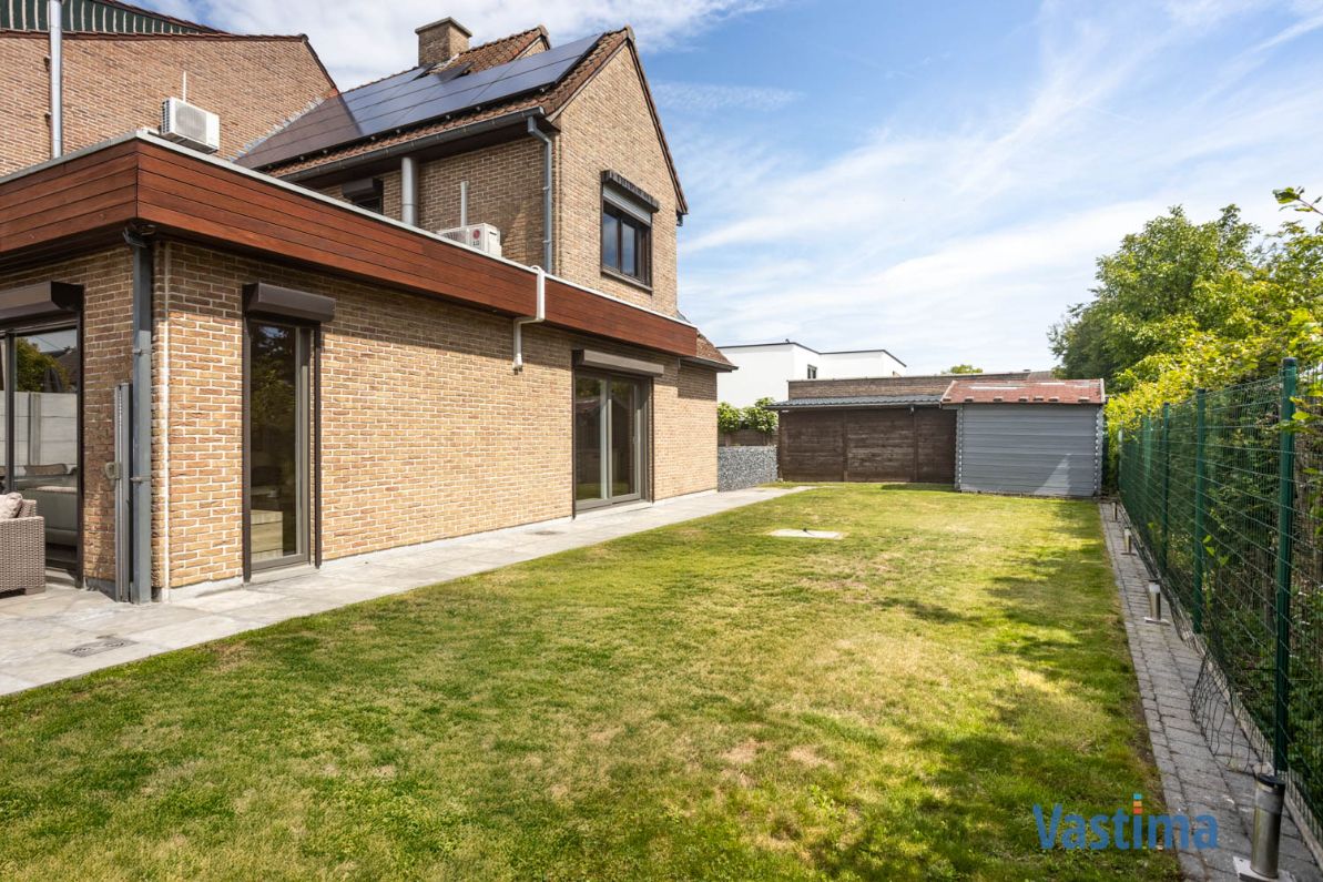 Halfopen bebouwing met zonnige tuin in doodlopende straat foto 26