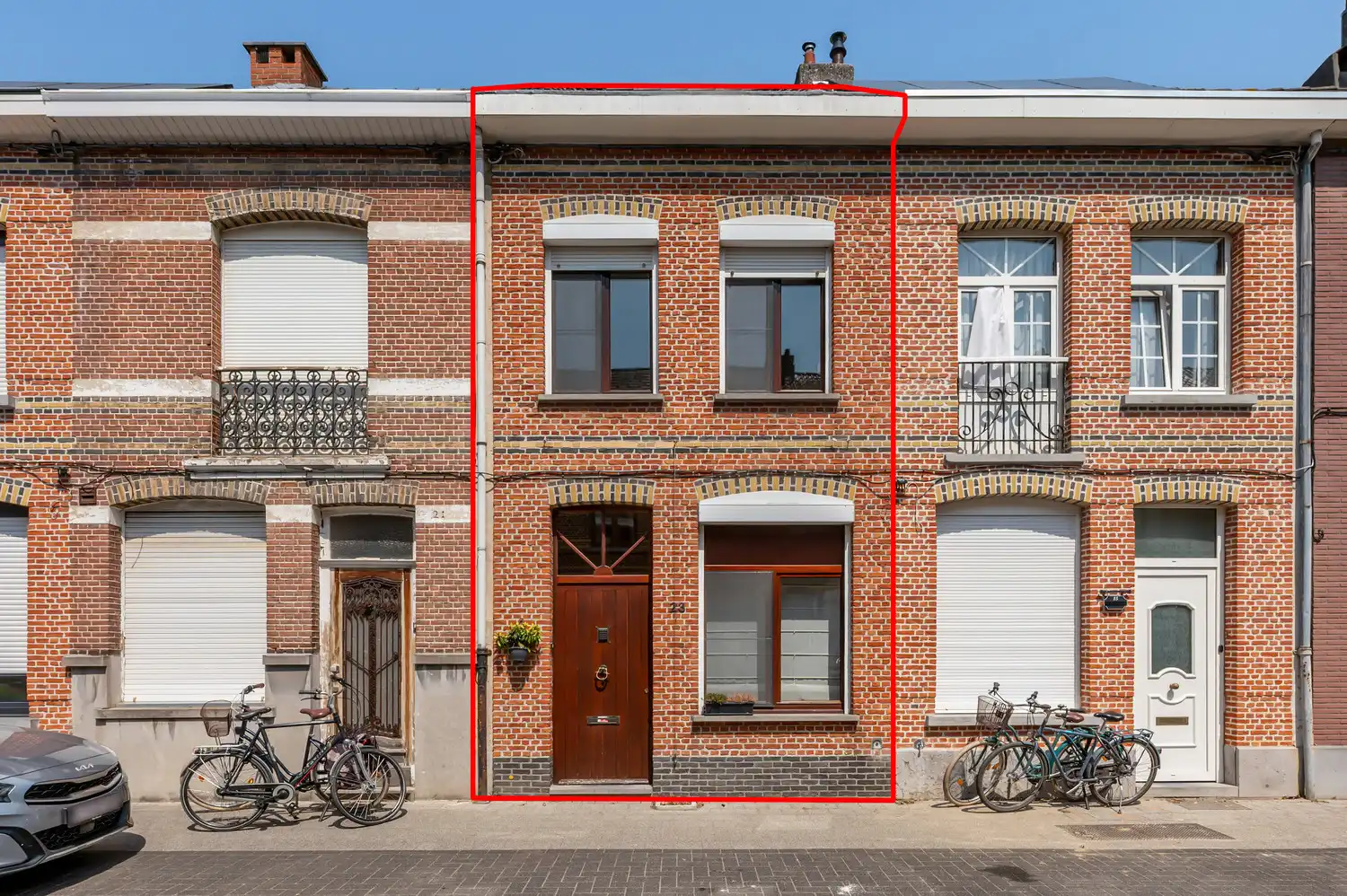 Hoofdfoto van de publicatie: Te renoveren rijwoning met stadstuin op topligging.