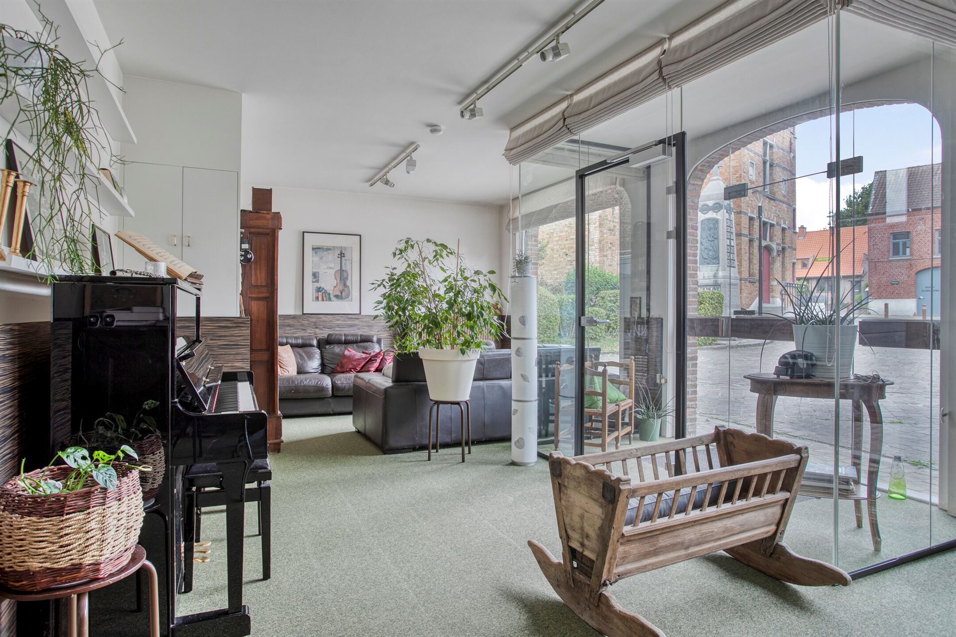 Goed gelegen woning aan het dorpsplein te huur! foto 6