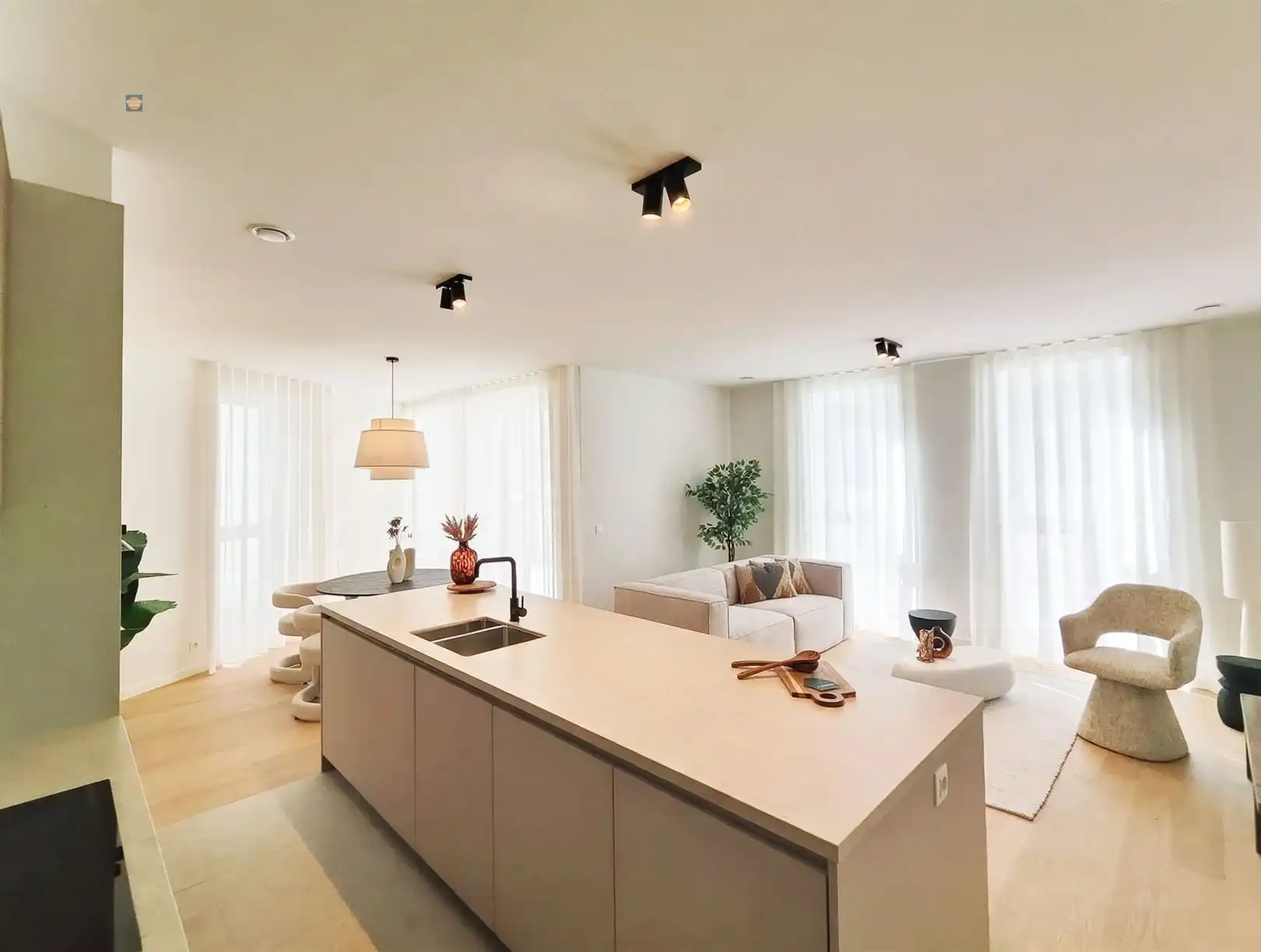 Ruim appartement op de tweede verdieping met twee slaapkamers en terras foto 2