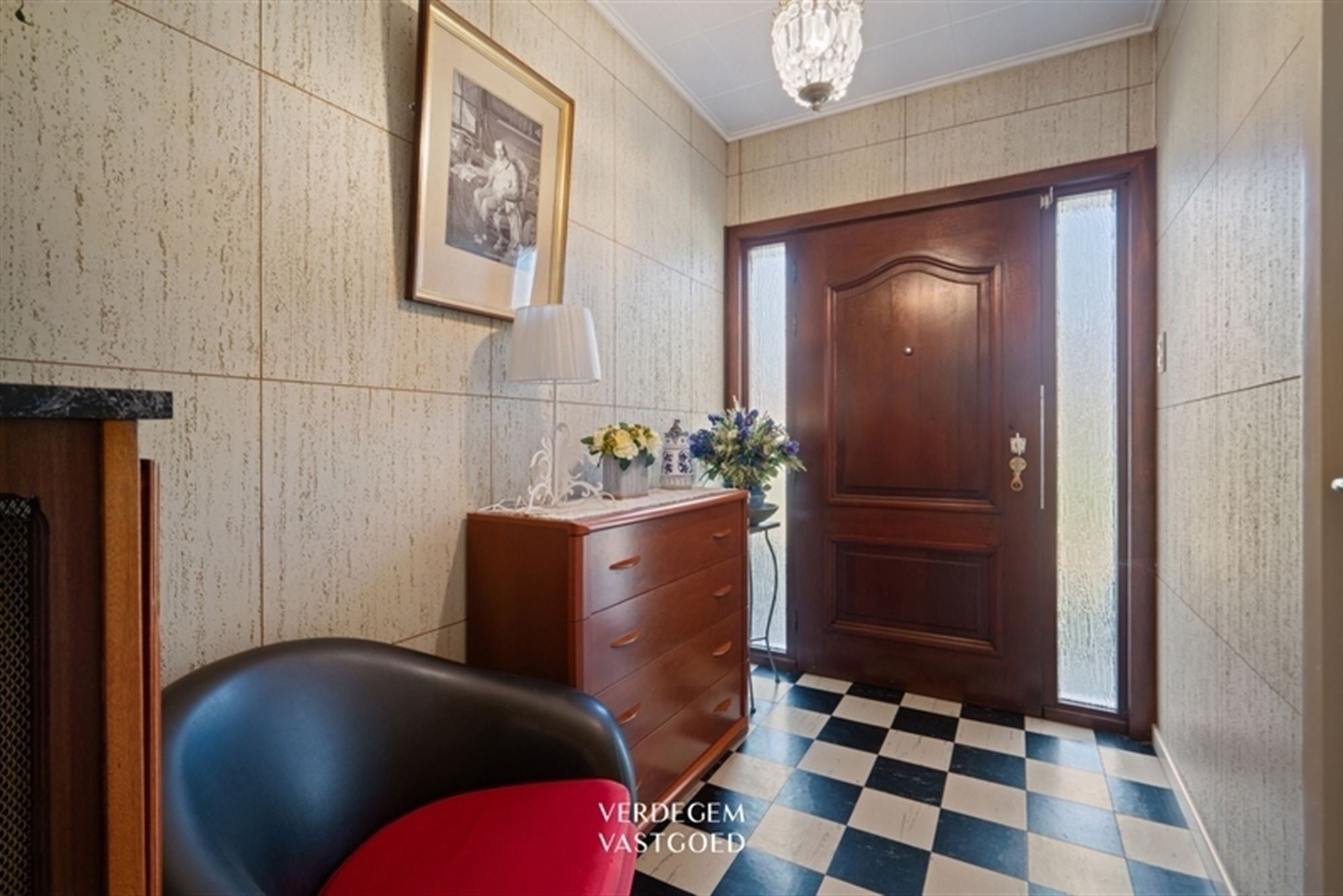 Te renoveren bungalow met magazijn op terrein van 1.826m² foto 4