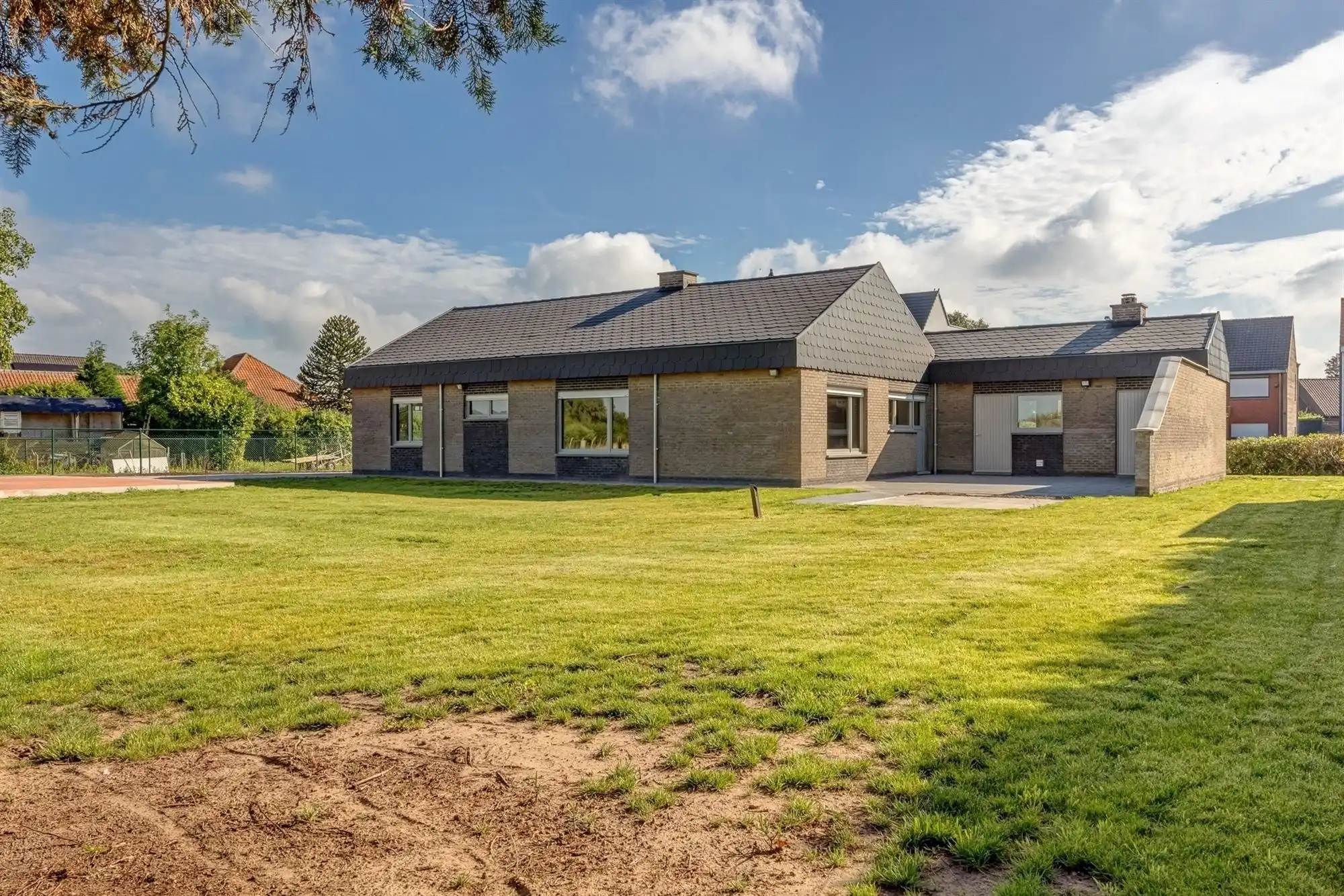 Bungalow op perceel van ca 1824m² in het groen foto 2